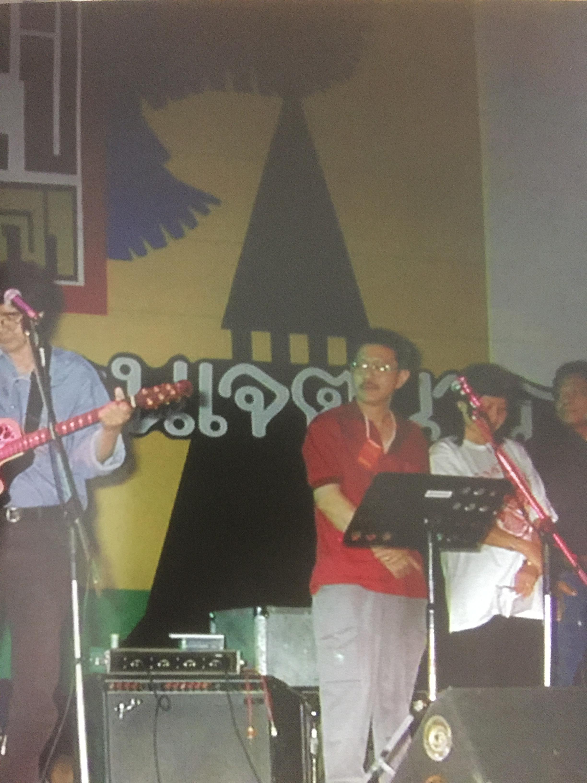 ร้อยบทเพลง ร้อยดวงจิตนักปฏิวัติ. จัดทำโดย คณะกรรมกรโครงการบันทึกและเผยแพร่ประวัติศาสตร์งานเพลงปฏิวัติ 0 กก.