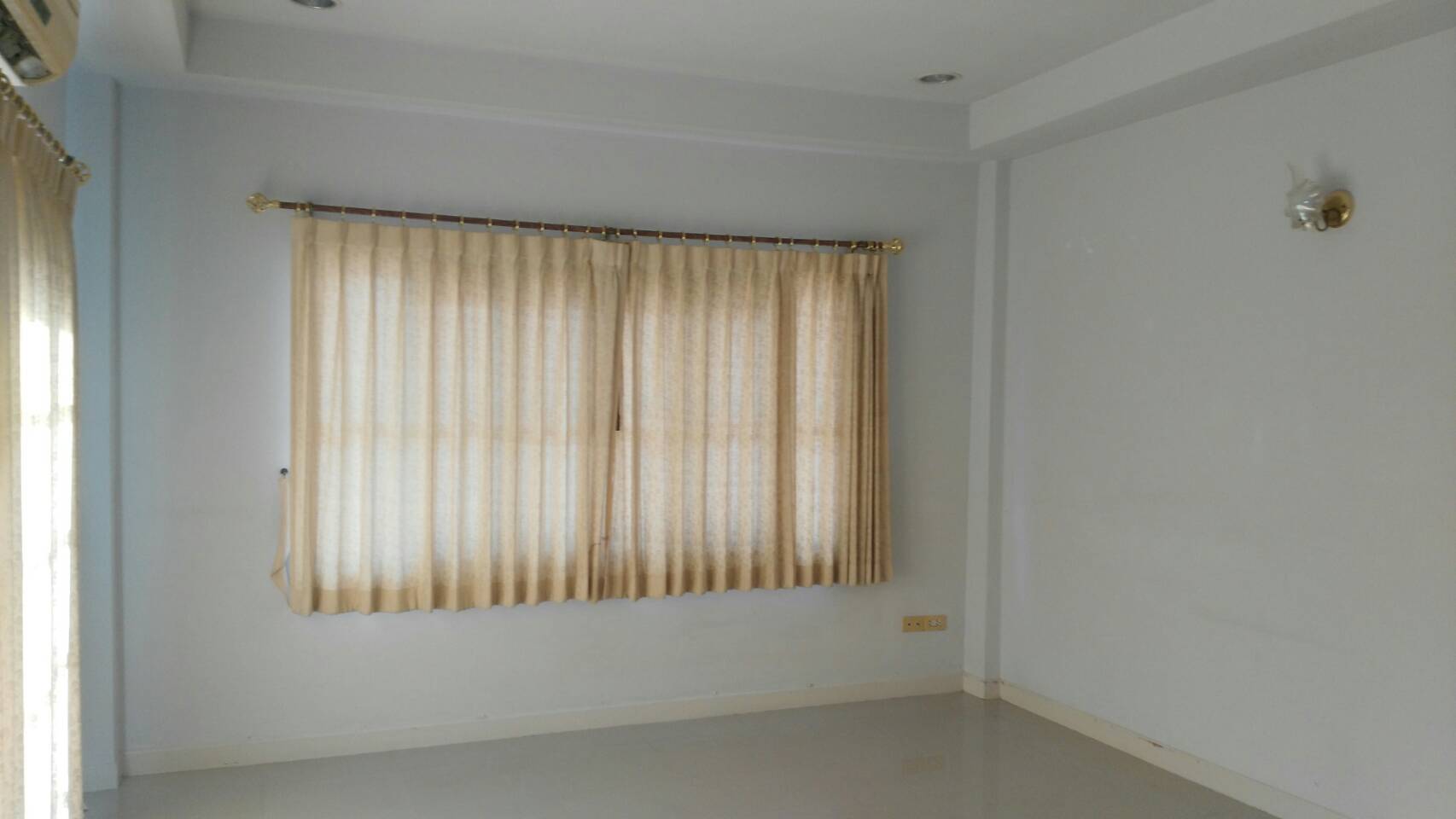 หมู่บ้านศิลปการพาร์ค1-บ้านกล้วย 61.6 ตร.ว.หน้าบ้านไม่ชนใคร เป็นส่วนตัว ติดสวนบรรยากาศดี 3นอน 3น้ำ 1ห้องครัว 1ห้องรับแขก 1ที่จอดรถ ห่างจากถนน กาญจนาภิเษก 2 กม. ใกล้รถไฟฟ้าสายสีม่วง