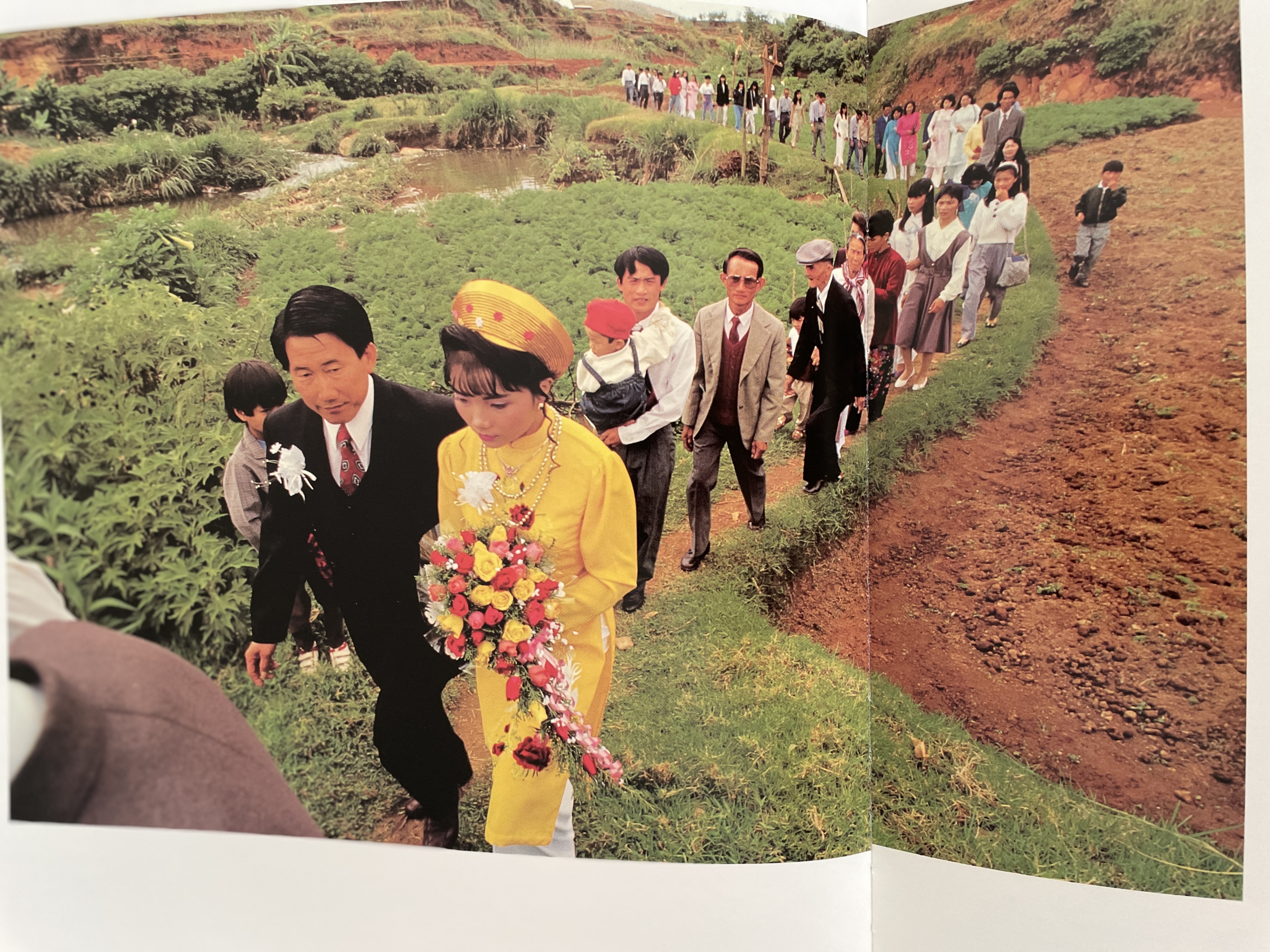 PASSAGE TO. VIETNAM. THROUGH THE. EYES OF SEVENTY PHOTOGRAPHERS. 0 กก.