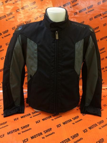 เสื้อการ์ด Ducati ดำเทา ผ้าคอนดูร่าคอมฟอร์ตมีความทนทานสูง กันน้ำดีเยี่ยมดูดซับความชี้นได้สูง