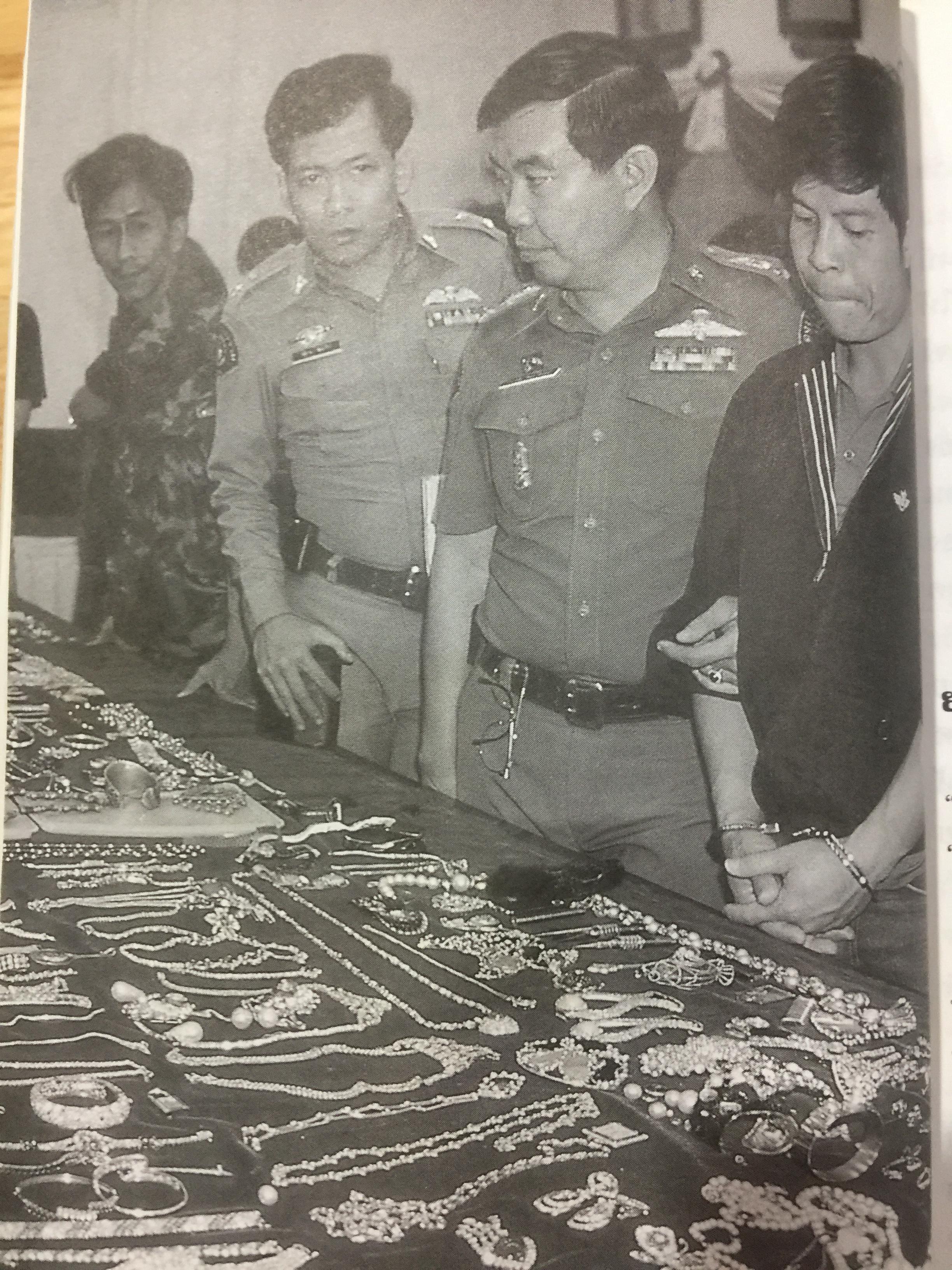 พล.ต.ต.ชลอ เกิดเทศ. เปลือยชีวิตในมุมอับ ผ่านคุกคลองเปรม. เผยเคล็ดลับ ติดคุกอย่างไร จึงมีความสุข 0 กก.