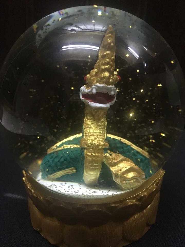 พญานาคในลูกแก้วพร้อมผงทอง