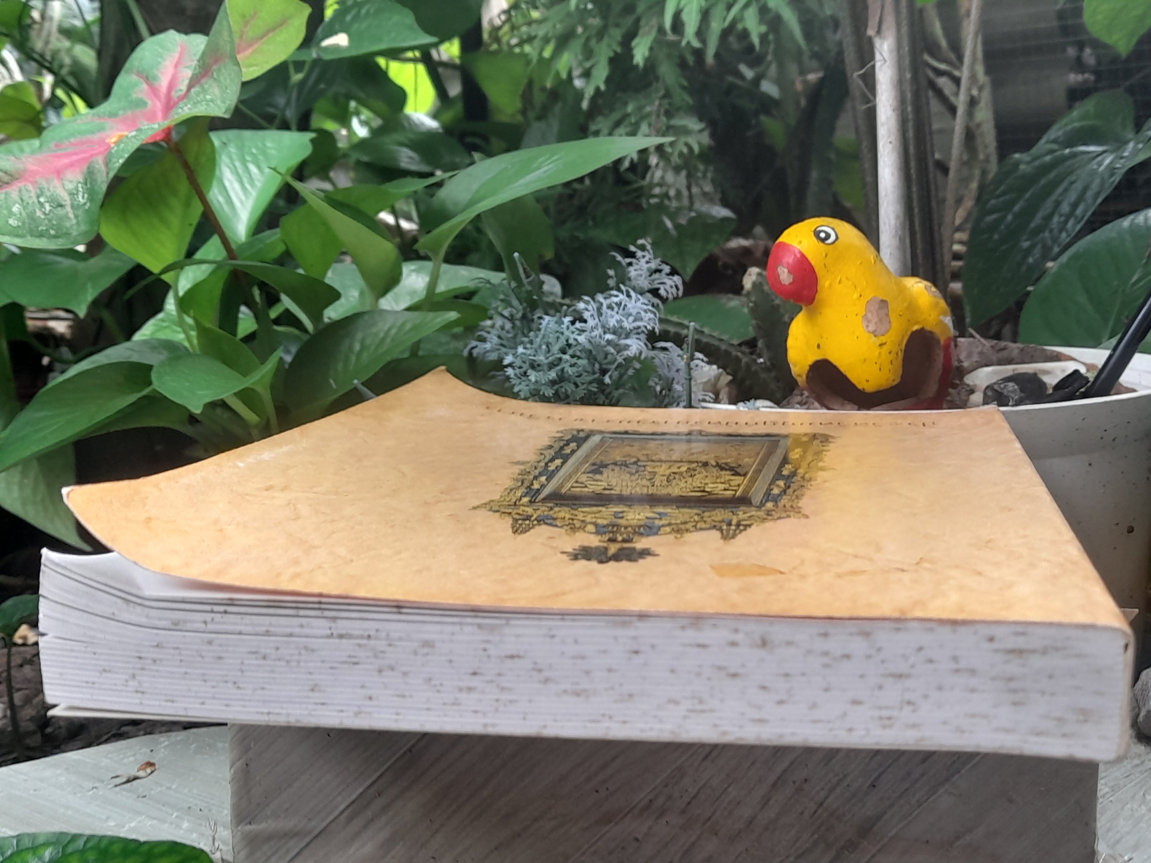 หนังสือประวัติวัดมกุฏกษัตริยารามราชวรวิหาร ประวัติและภาพจิตรกรรมฝาผนัง วัตถุอันล้ำค่า และอาคารสถานที่มีค่าทางประวัติศาสตร์