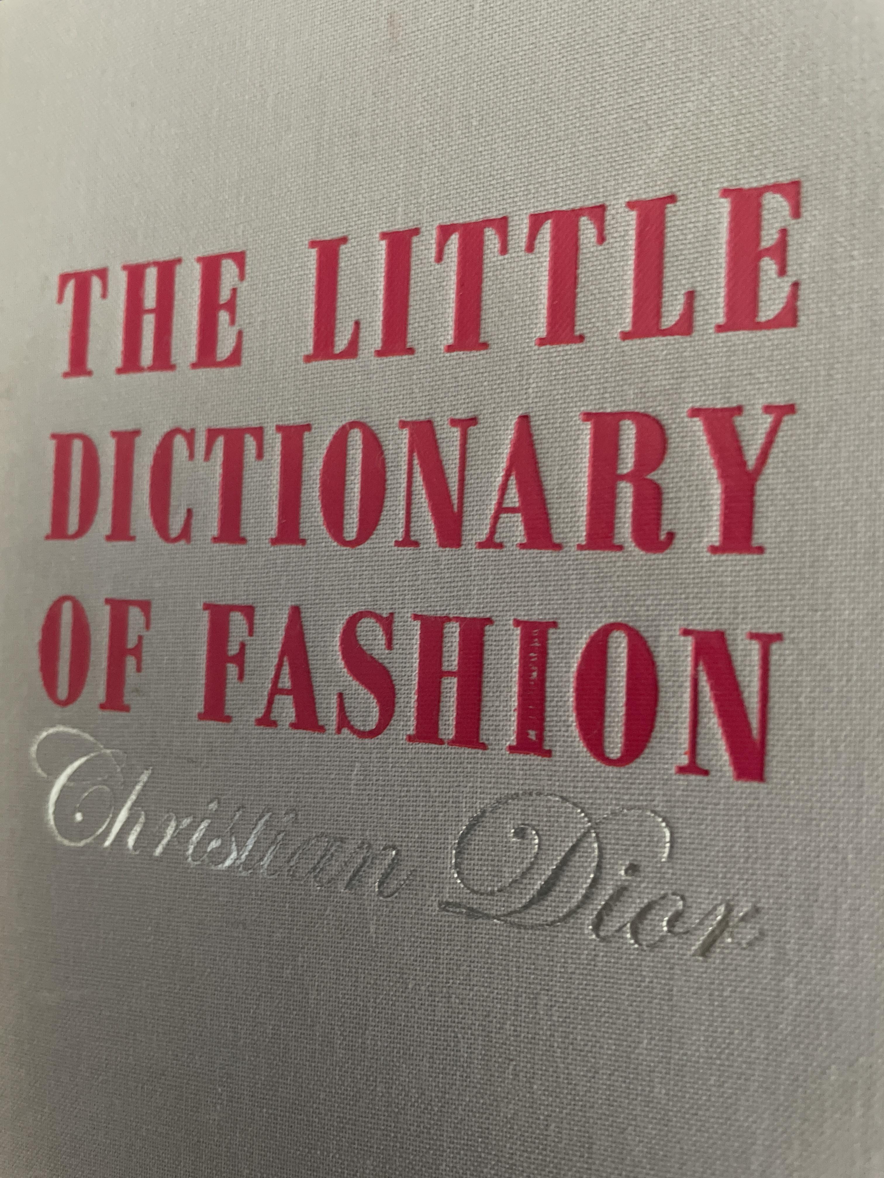 THE LITTLE DICTIONARY OF. FASHION. Christian. Dior. 1,500 กรัม