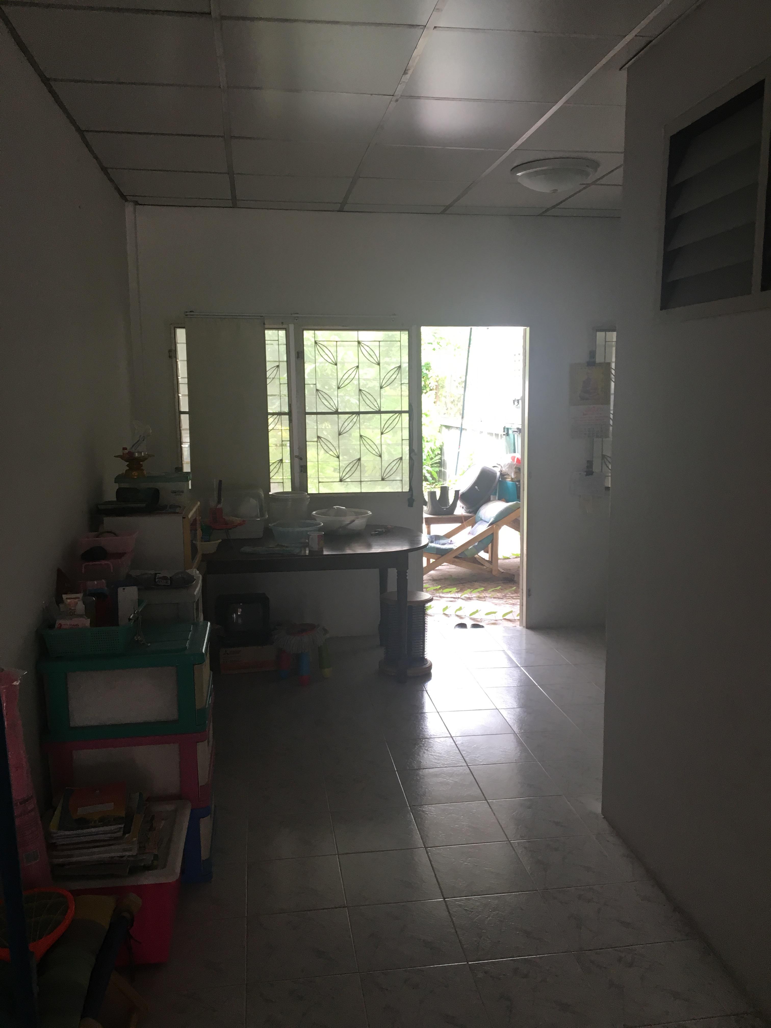 หมู่บ้าน ช.รุ่งเรือง6 31.3ตร.ว. 2นอน 2น้ำ ตลาดบางบัวทอง ( บางกรวย-ไทรน้อย ) ใกล้รถไฟฟ้าสายสีม่วง ใกล้ IKEA บางใหญ่ เซ็นทรัลเวสเกต