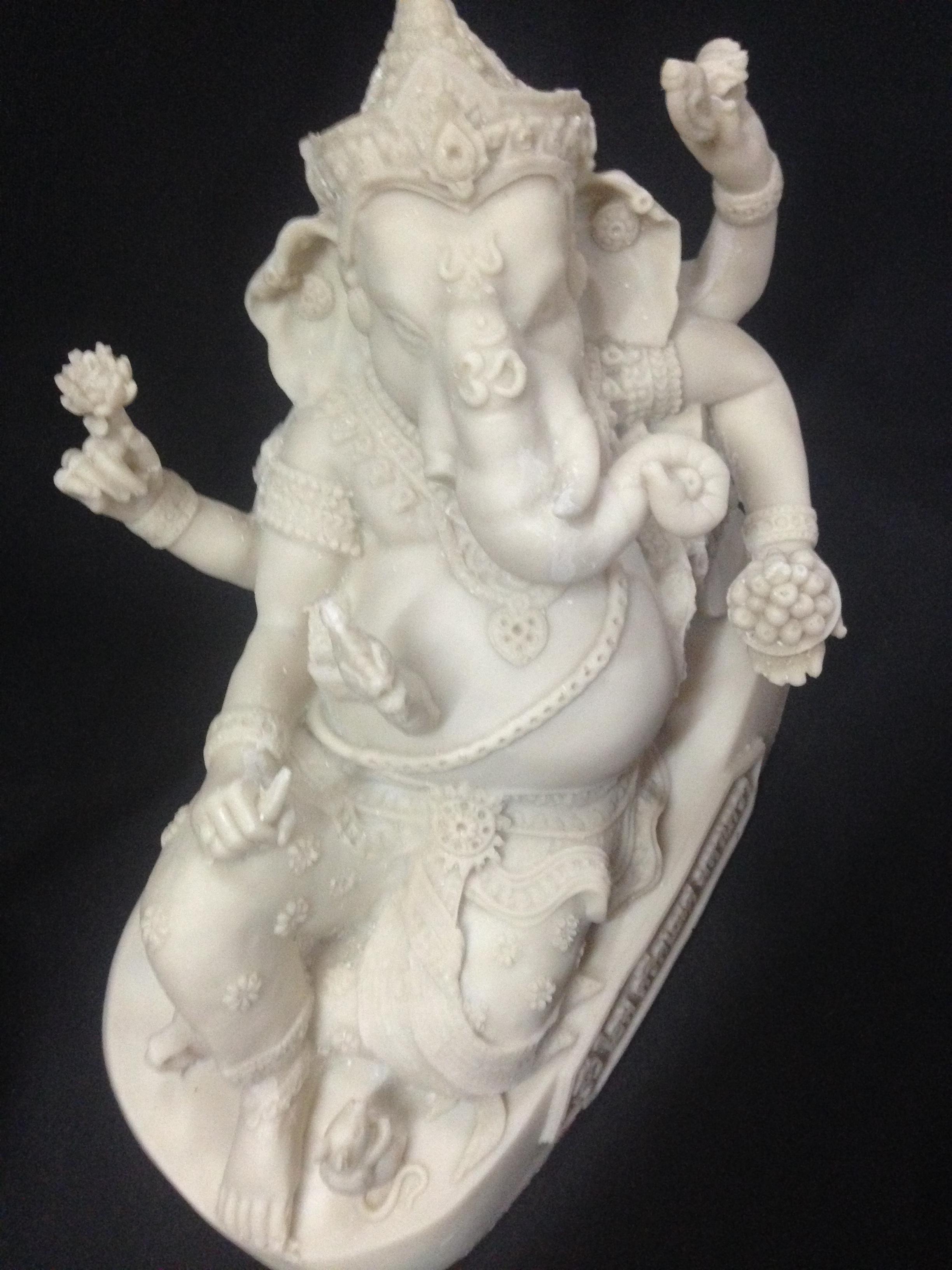 พระพิฆเนศปางนอนเสวยสุข 4 กร เนื้อเรซิ่น สีขาวล้วน