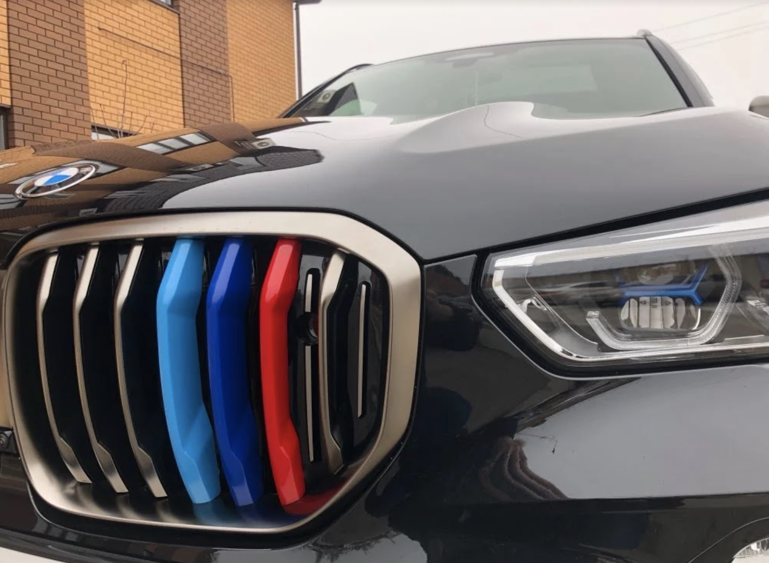 แถบสีพลาสติกติดกระจัง บีเอ็มดับเบิ้ลยู X5 G05 ( BMW X5 2019)
