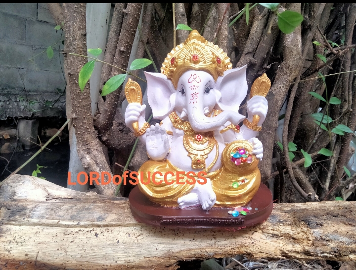 พระพิฆเนศ ปางรีนาโมจัน ปางปลดหนี้สร้างทรัพย์ หูใหญ่งวงใหญ่เรียกทรัพย์มหาศาลองค์สีม่วงอ่อน ทรงเครื่องสีทอง