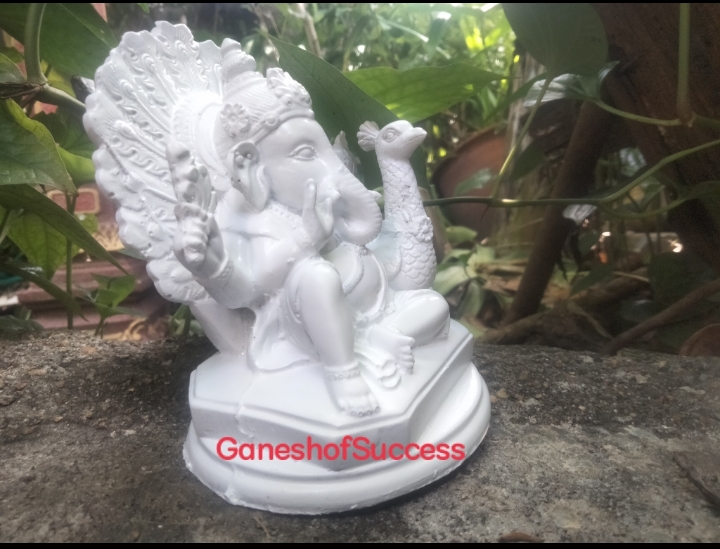 พระพิฆเนศประทับคู่นกยูง สีขาวล้วน เสริมความสำเร็จด้านความรัก สำเนา