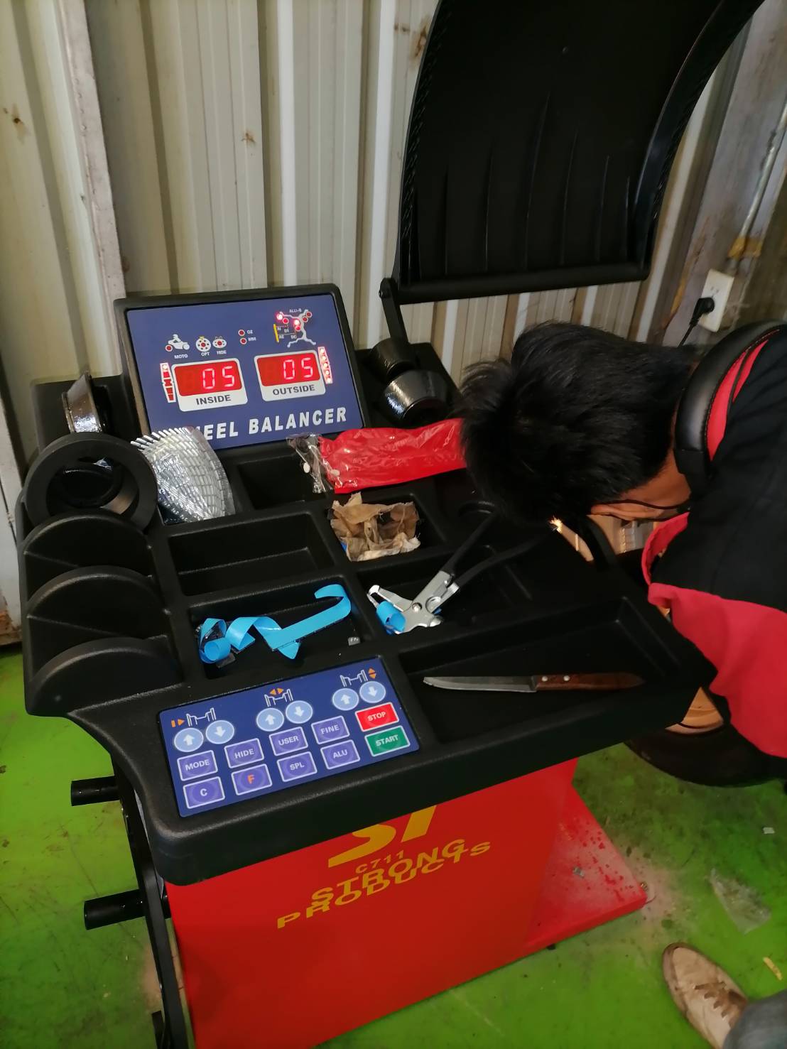 เครื่องถ่วงล้อ รุ่น C711