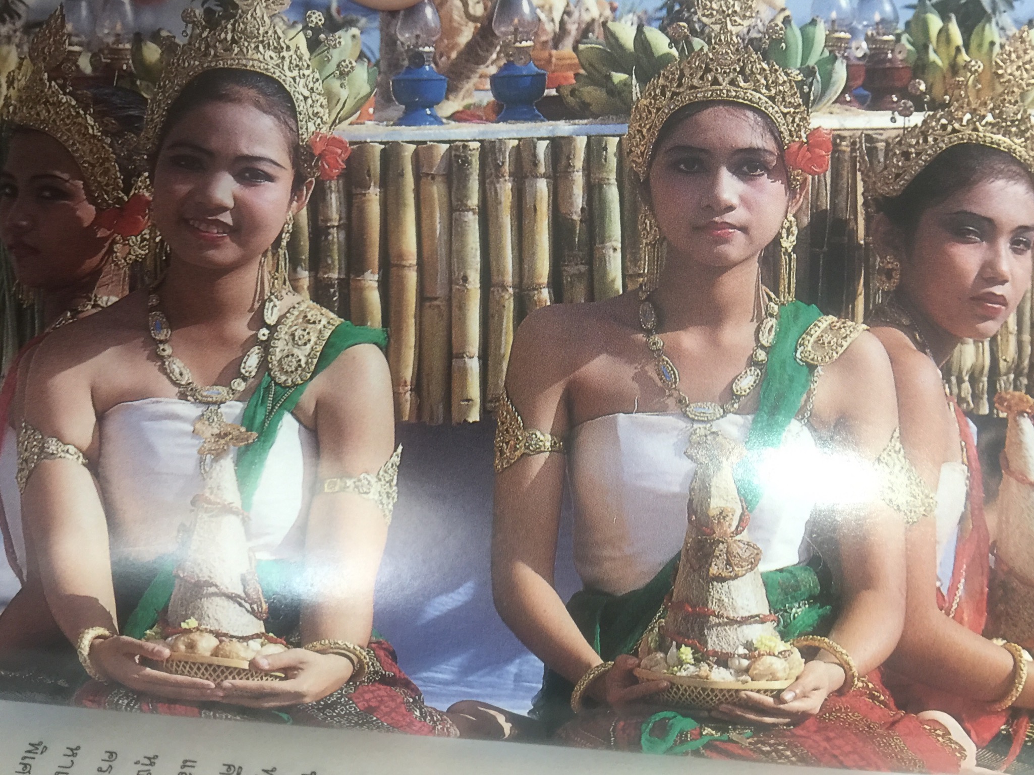บันทึกประเพณีไทย ภาคใต้. ไปชมประเพณีสารเดือนสิบ งานสมโภชเจ้าแม่ลิ่มกอเหนี่ยว งานเทศกาลกินเจ และประเพณีไทยอื่นๆทางภาคใต้ อันประเพณีไทยที่งดงามและทรงคุณค่าควรแก่การบันทึกไว้. ผู้เขียน สมพงษ์ เกรียงไกรเพชร 0 กก.
