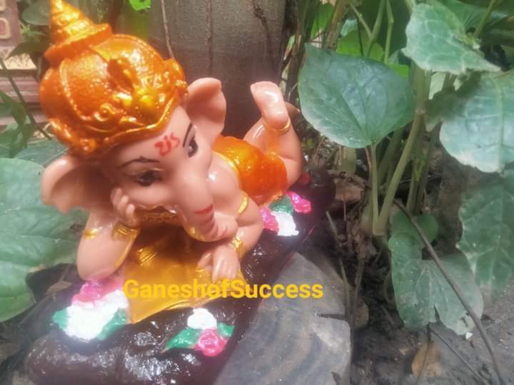 พระพิฆเนศเบบี้ ปางทรงอักษร ศึกษาอ่านตำรา เหมาะสำหรับผู้มีสติปัญญาหรือผู้ที่มีลูกน้องใต้บังคับบัญชา บูชาแล้วดี