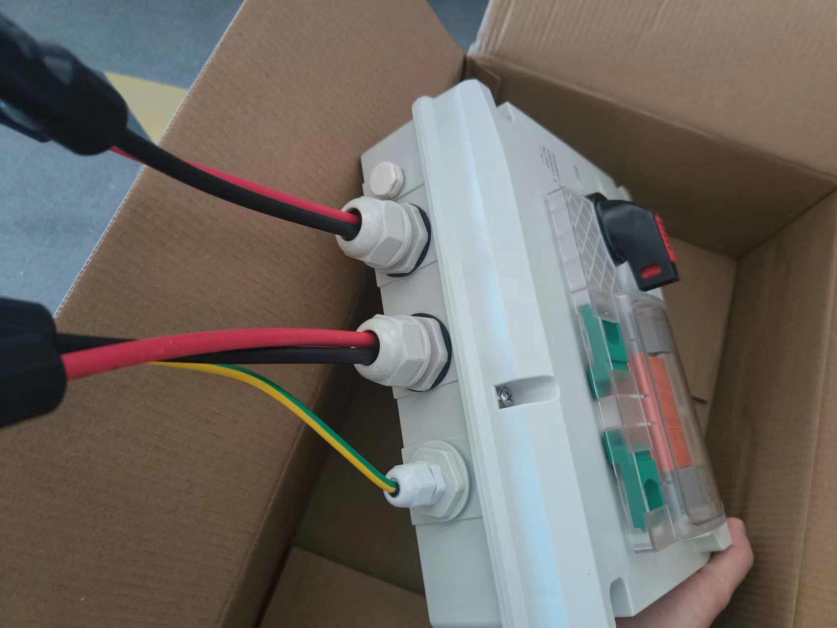 Suntree ชุด DC isolate switch ติดตั้งในกล่องกันน้ำพร้อมกันฟ้า (Suntree SISO-40S 5kW )