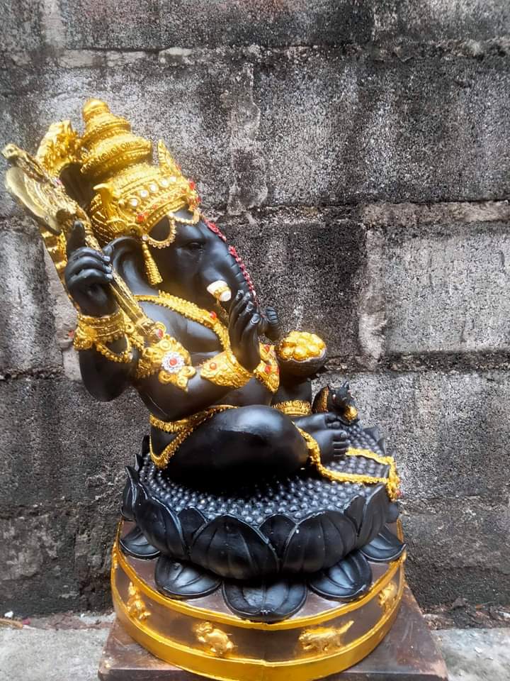 พระพิฆเนศองค์ดำ อภิมหาเศรษฐี ปางราหู ***ลงสีทองเครื่องทรงเต็มองค์ พร้อมประดับเพชรพลอย
