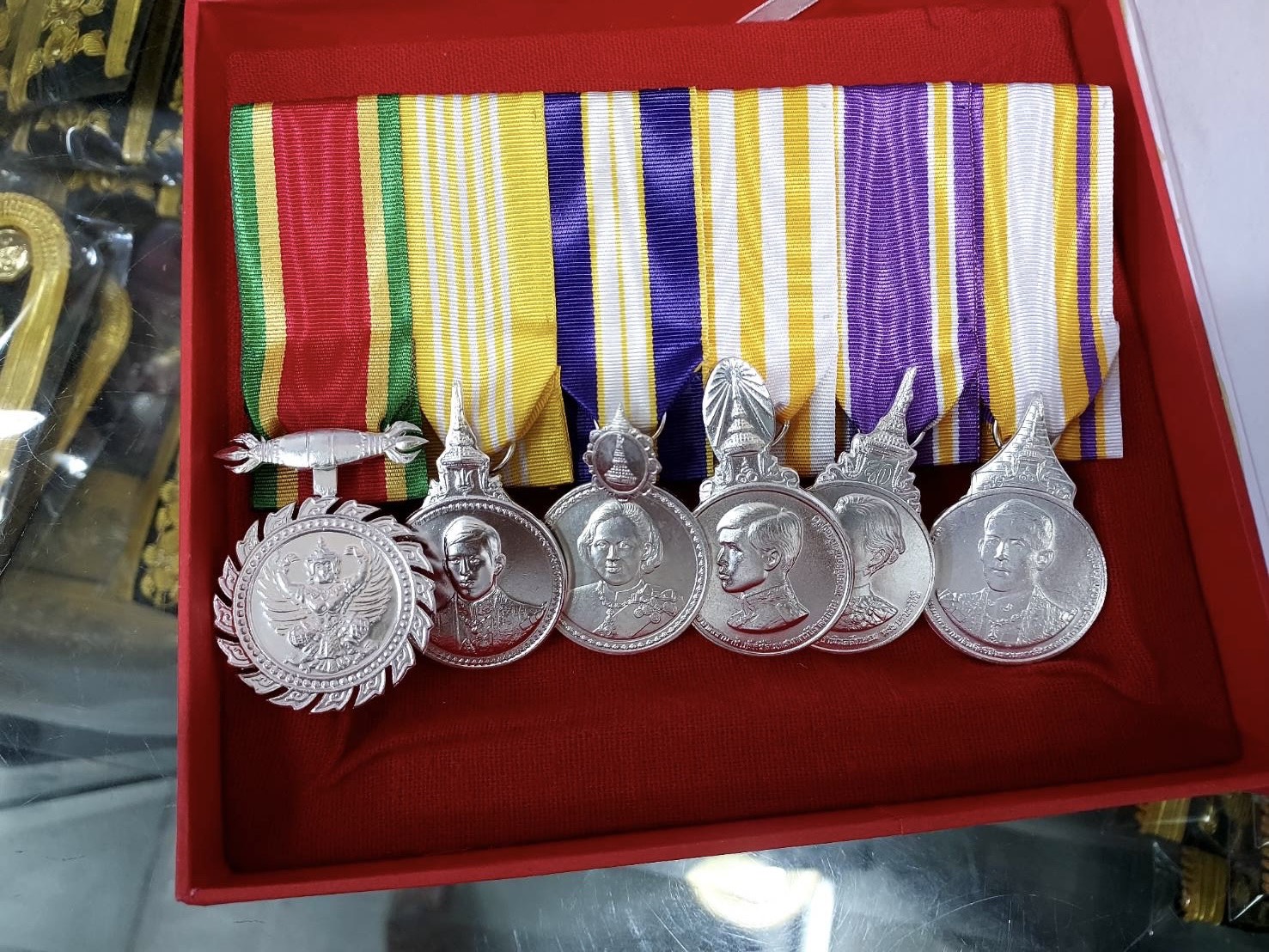 เหรียญที่ระลึกประดับแพรแถบ