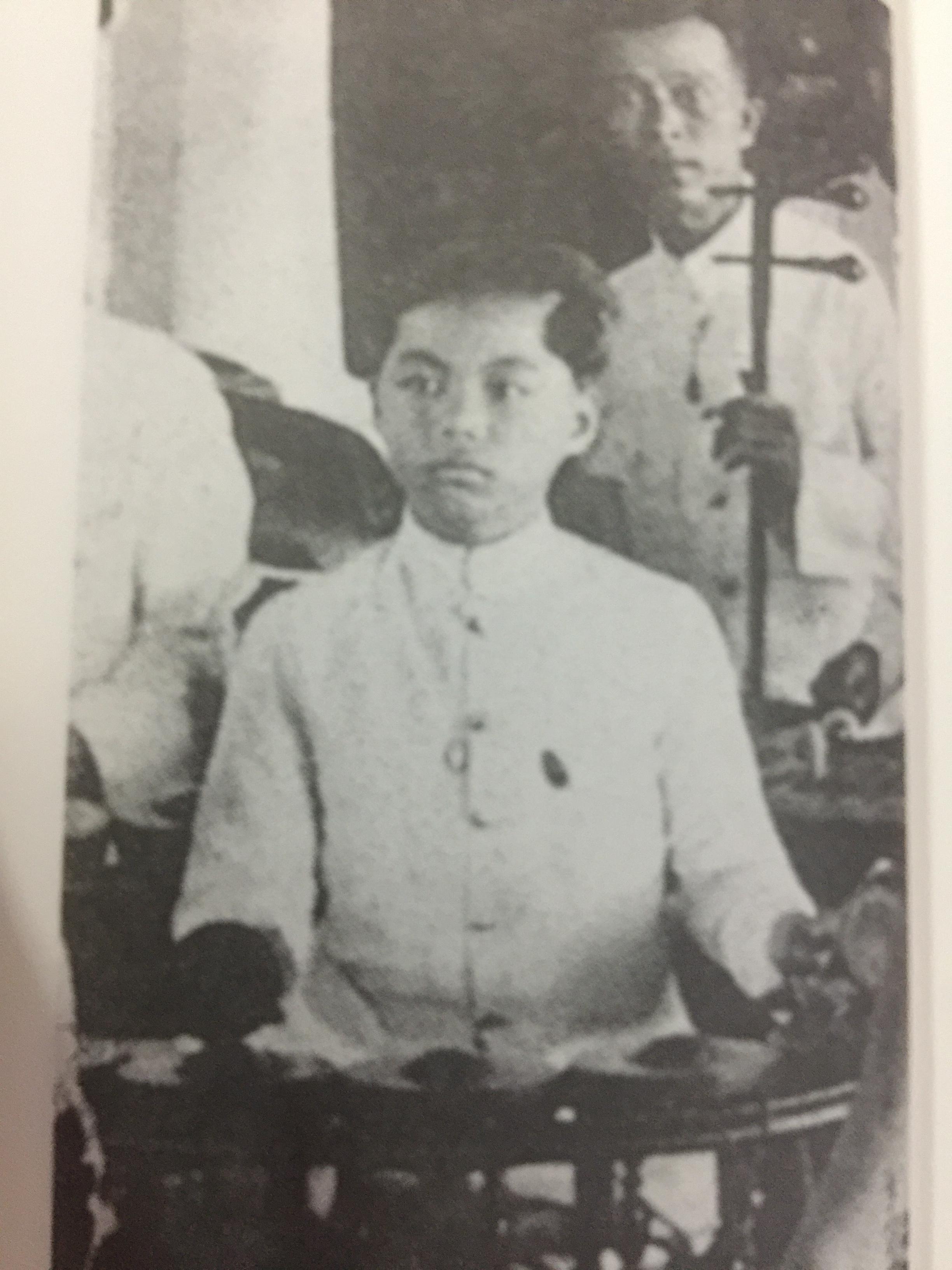 ใต้ร่มฉัตร หม่อมเจ้าการวิก จักรพันธ์ุ. ผู้เขียน นรุตม์ 0 กก.