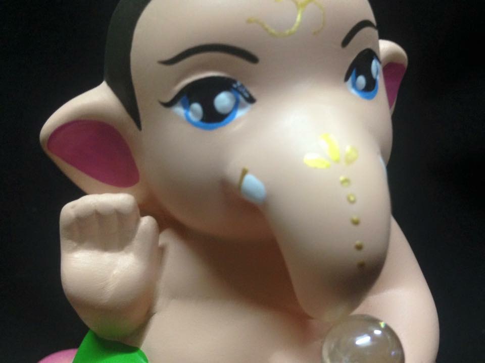 พระพิฆเนศเด็ก ประทานพร นั่งบนใบบัว งานเซรามิก