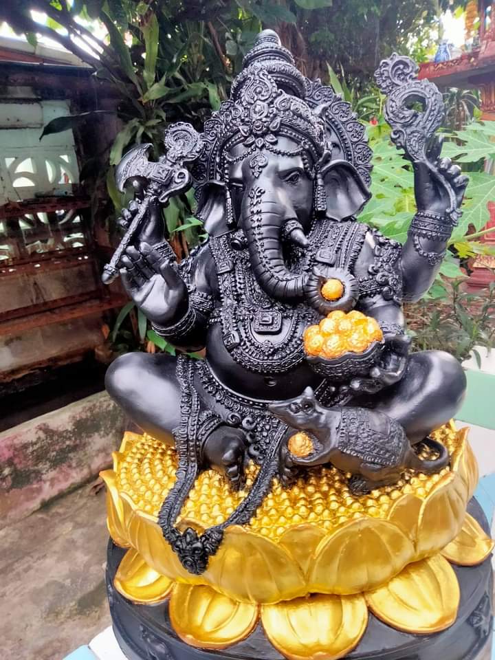 พระพิฆเนศองค์ดำ อภิมหาเศรษฐี ปางราหู เพิ่มสีทองที่ฐานบัว ทำให้องค์ท่านให้ดูเด่น สง่ามากๆครับ