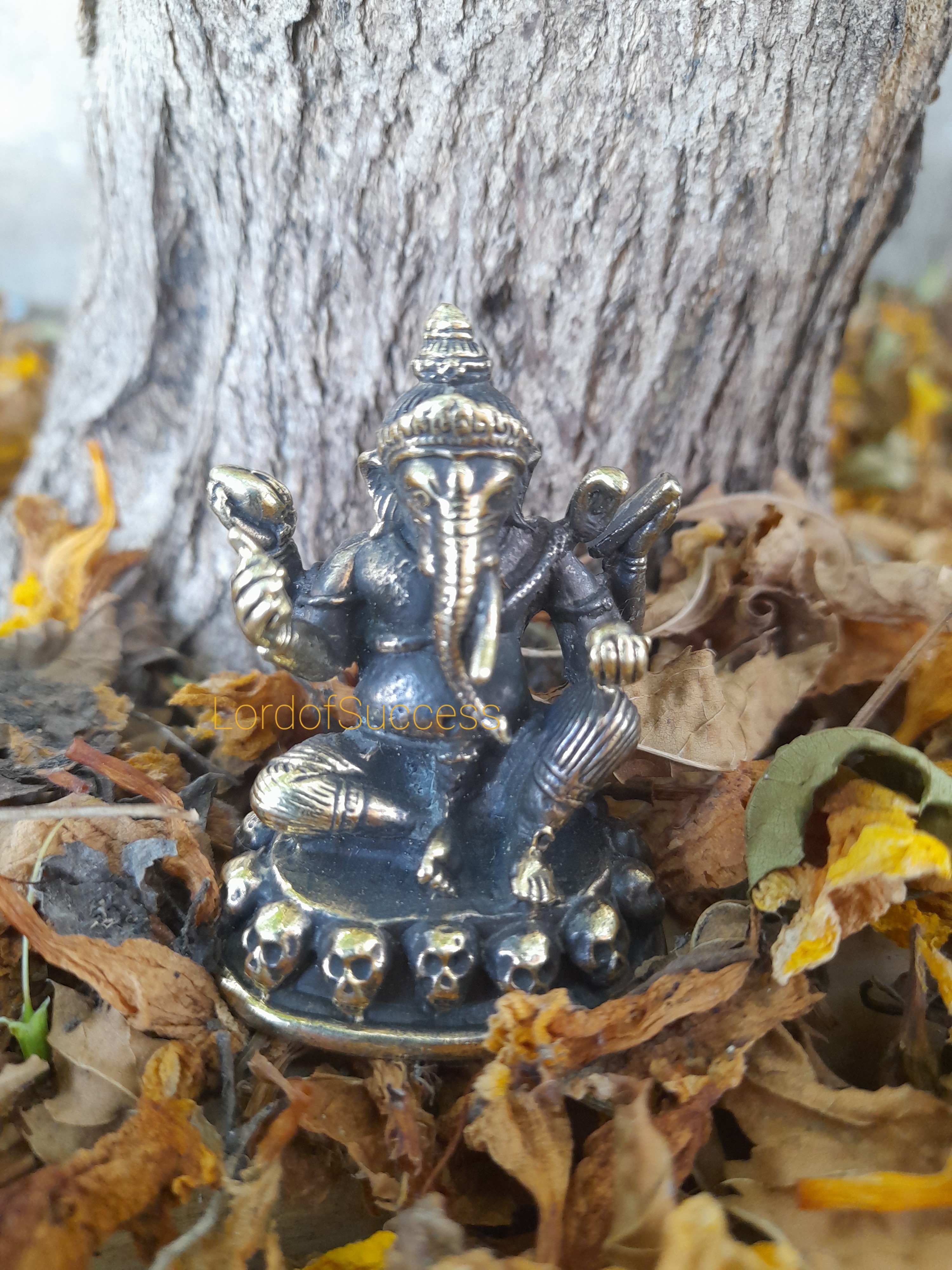 พระพิฆเนศทองเหลือง ประทับบนหัวกระโหลก อำนาจเหนือภูติ ผี ปีศาจ