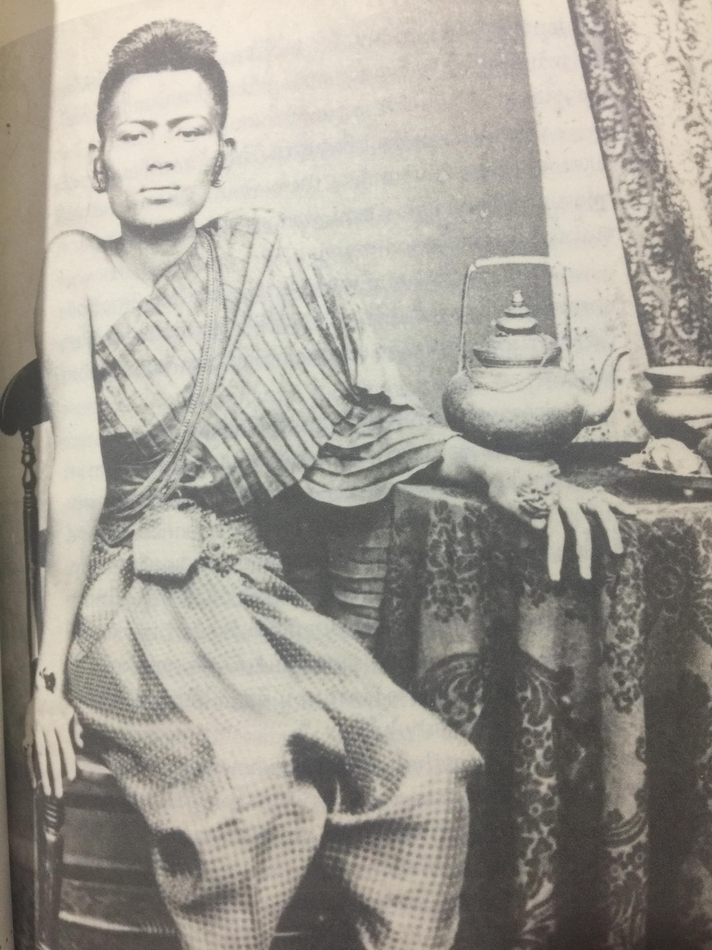 หอมติดกระดาษ. เล่าเรื่องชีวิตสาวชาววัง. ผู้เขียน ศันสนีย์ วีระศิลป์ชัย เป็นหนังสือศิลปวัฒนธรรมฉบับพิเศษ 0 กก.