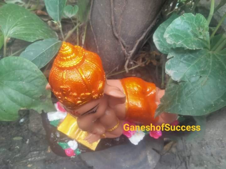 พระพิฆเนศเบบี้ ปางทรงอักษร ศึกษาอ่านตำรา เหมาะสำหรับผู้มีสติปัญญาหรือผู้ที่มีลูกน้องใต้บังคับบัญชา บูชาแล้วดี