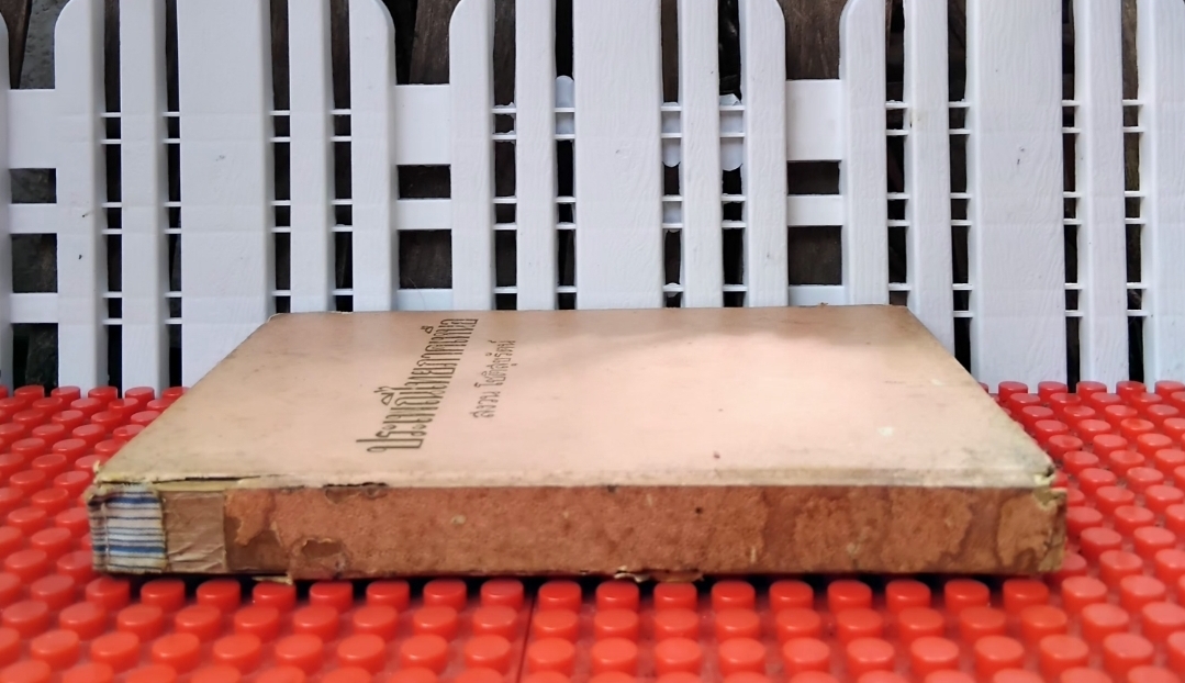 ประเพณีไทยภาคเหนือ โดย สงวน โชติสุขรัตน์ รวมเรื่องประเพณีต่างๆของภาคเหนือไว้อย่างละเอียดถูกต้อง