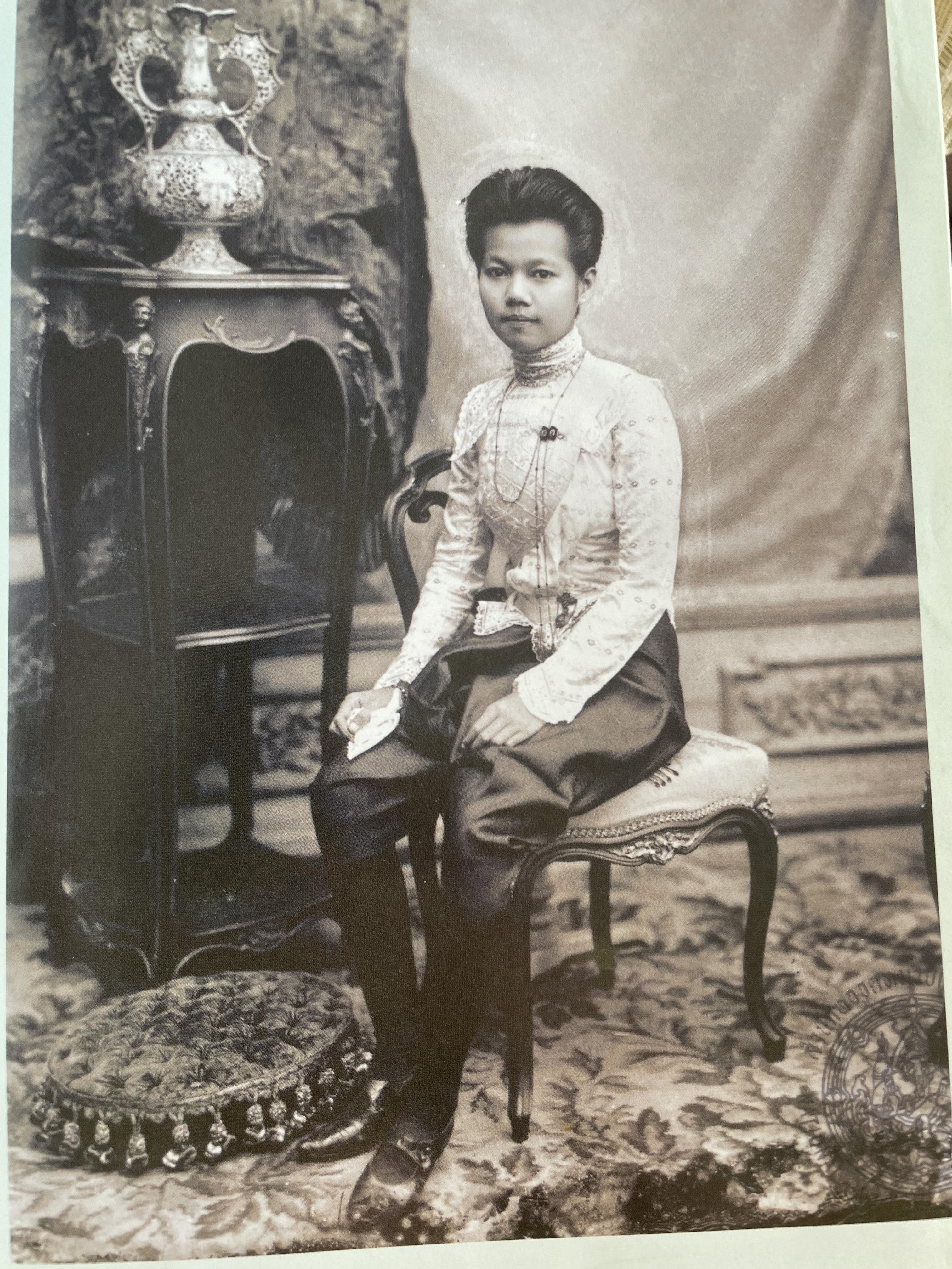 วไลยวรวิลาส งดงามตามเจ้าฟ้า พระบารมีคุ้มเกล้าเหล่าสตรี พระปริชาสามารถด้านภาษาอังกฤษ 3,500 กรัม