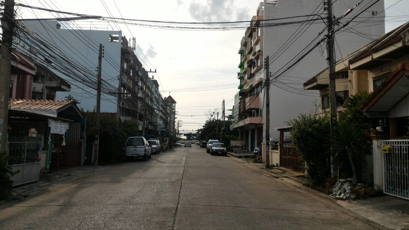หมู่บ้านทรัพย์กานดา อำเภอเมืองปทุมธานี ทาวน์เฮาส์ 2 ชั้น เนื้อที่ 25 ตรว. 2 ห้องนอน 2 ห้องนํ้า *** ห้องมุม ทำเลค้าขายได้ ติถนนหลัก หมู่บ้าน *** ห่างถนนใหญ่เพียง 100 เมตร