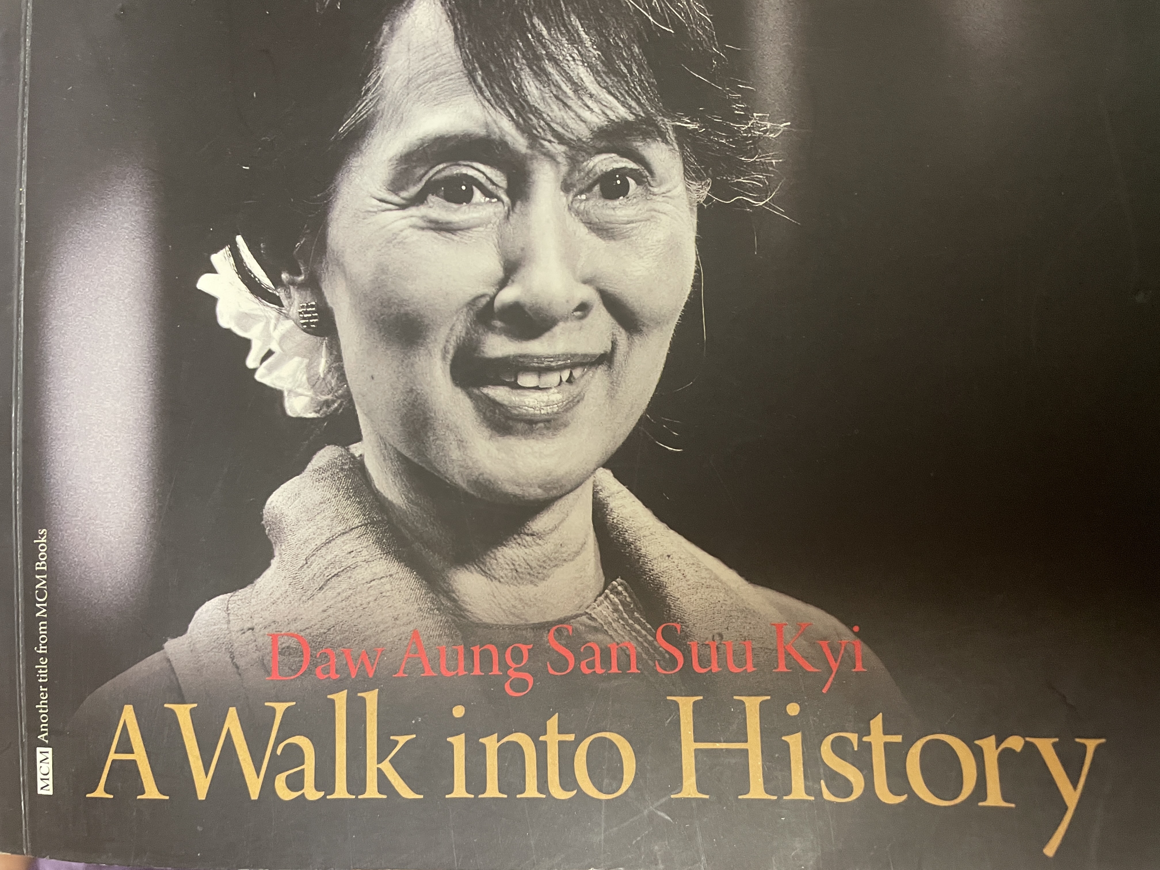 A Walk into History. Daw Aung San SUU Kyi 1,700 กรัม