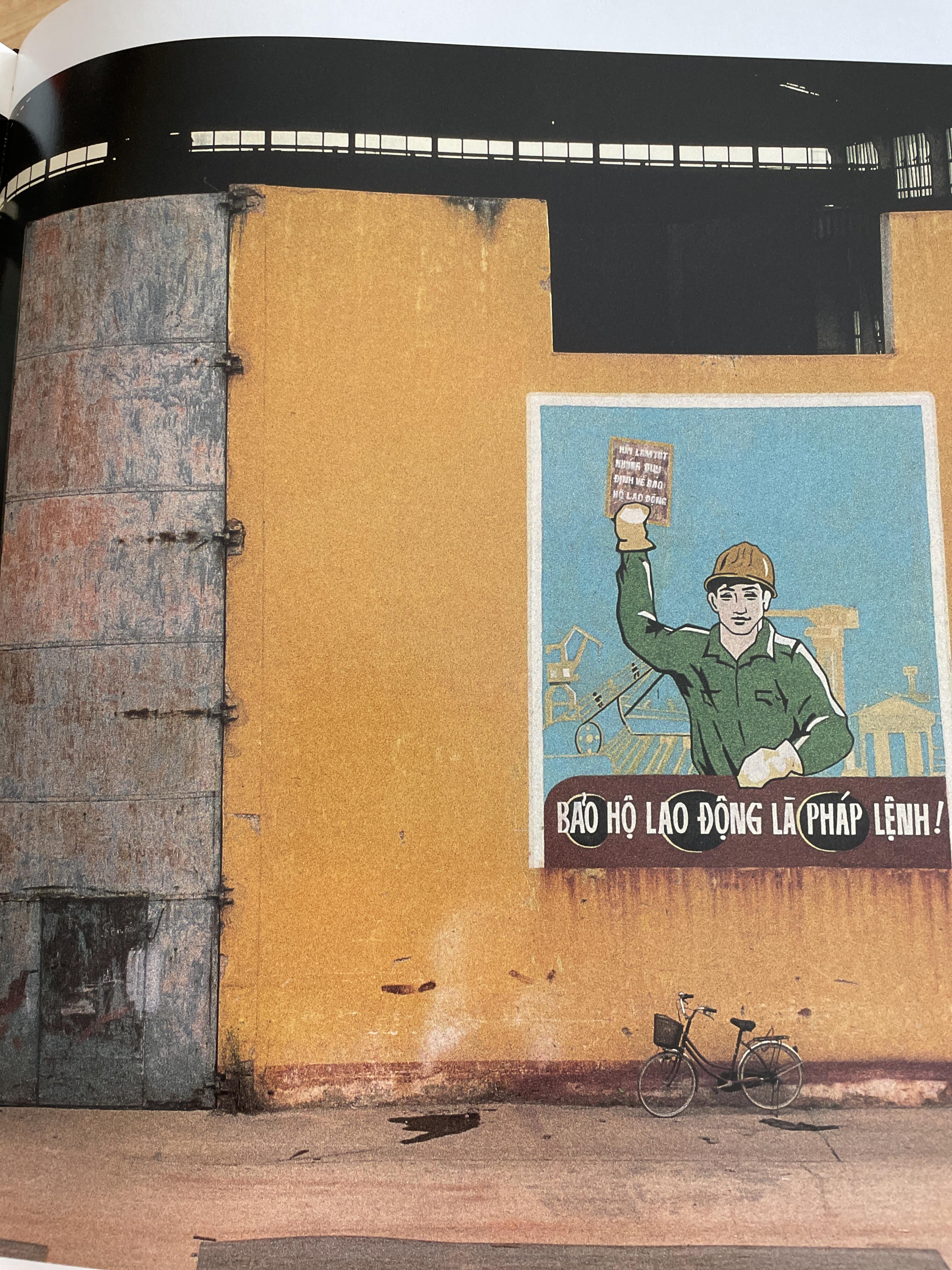 PASSAGE TO. VIETNAM. THROUGH THE. EYES OF SEVENTY PHOTOGRAPHERS. 0 กก.