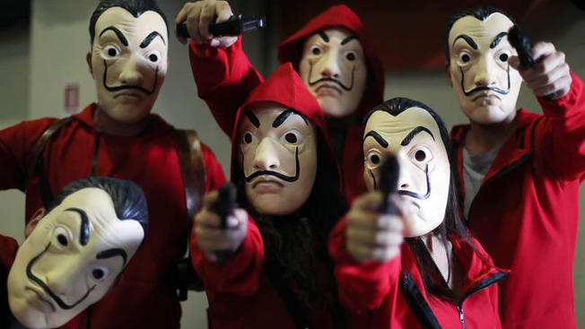 หน้ากากดาลี่ จากซีรีย์ Netflix Money Heist ทรชนคนปล้นโลก หน้ากากออกงาน