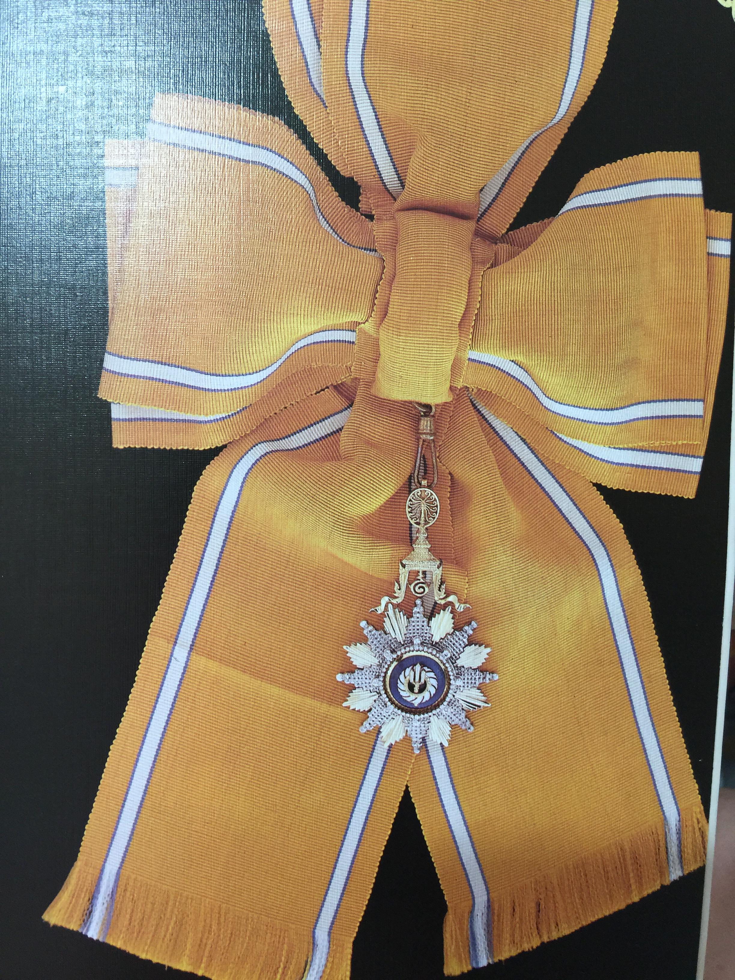 เครื่องราชอิสริยาภรณ์ไทย. Royal Orders and Decorations. จัดทำโดย สำนักเลขาธิการคณะรัฐมนตรี 0 กก.