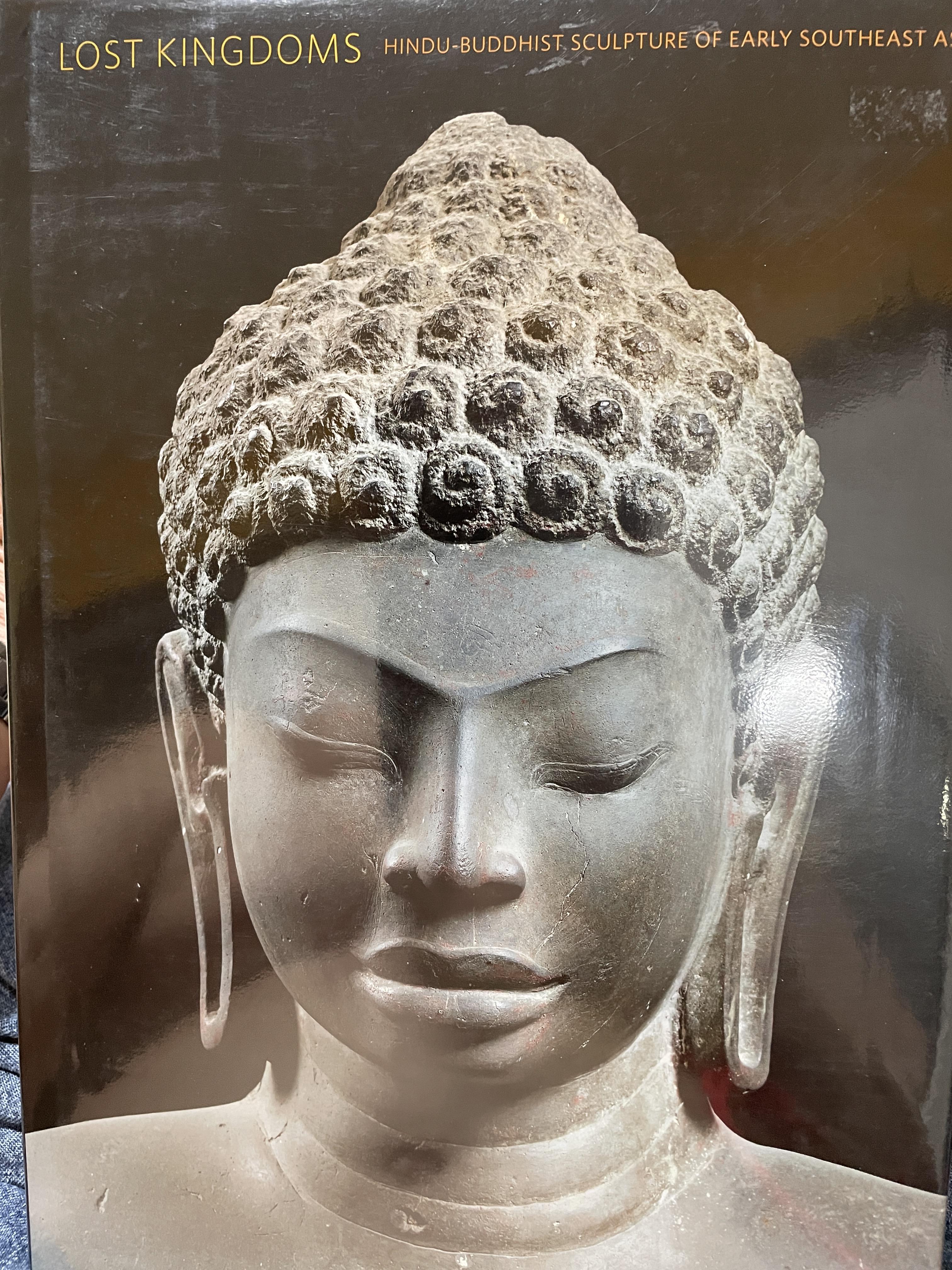 LOST. KINGDOMS. HINDU BUDDHIST. SCULPTURE OF. EARLY. SOUTHEAST ASIA. ผู้เขียน John Guy. 7,500 กรัม