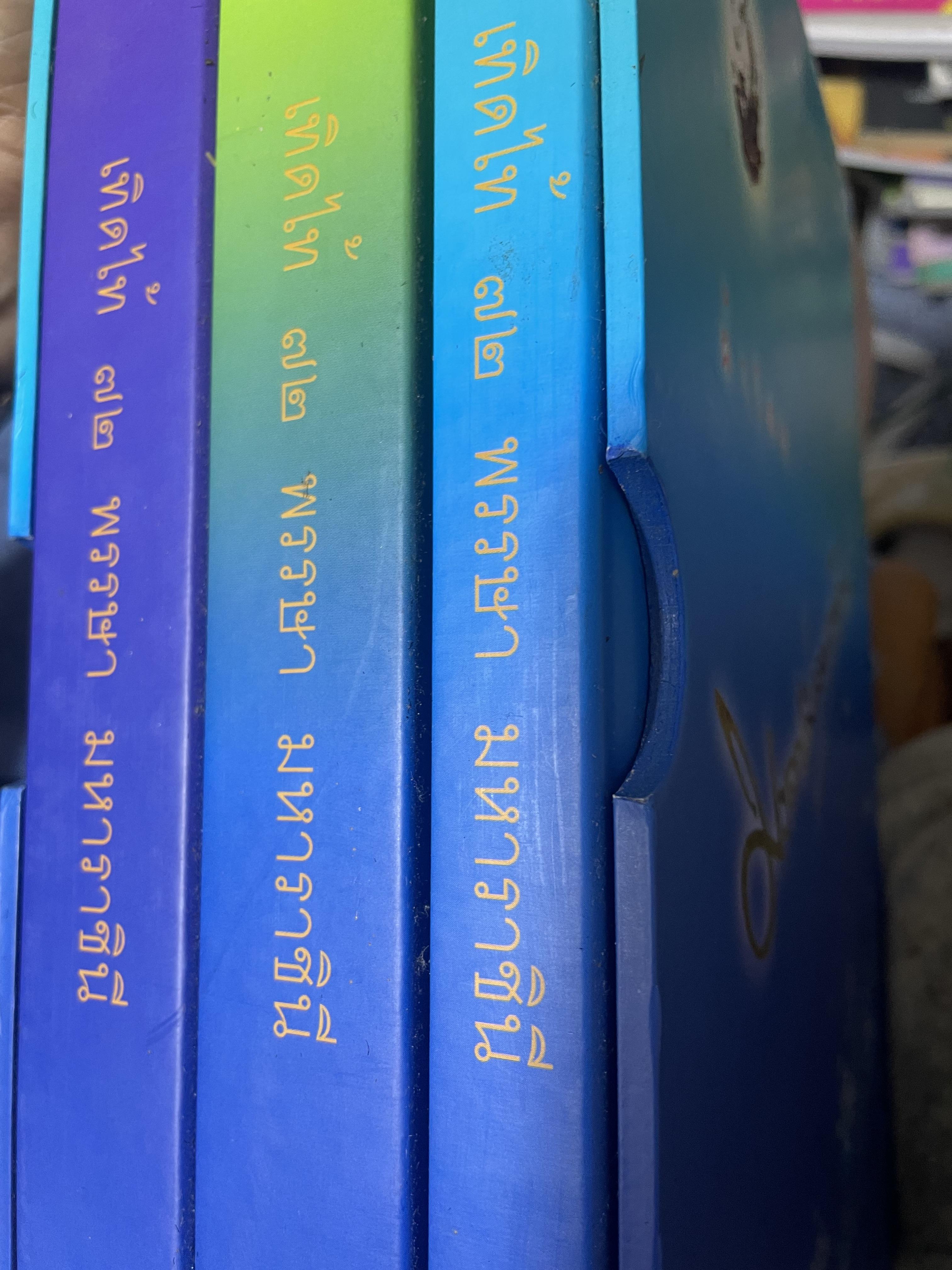 ผ้าไทย มรดกแม่ของแผา่ดิน เทิดไท้ 72 พรรษา มหาราขินึ รวม 3 เล่มปกแข็งเล่มใหญ่ สภาพใหม่ ฯ จากโรงพิมพ์ จัดทำโดย สมาคมแม่บ้านมหาดไทย พ.ศ.2547 18 กก.