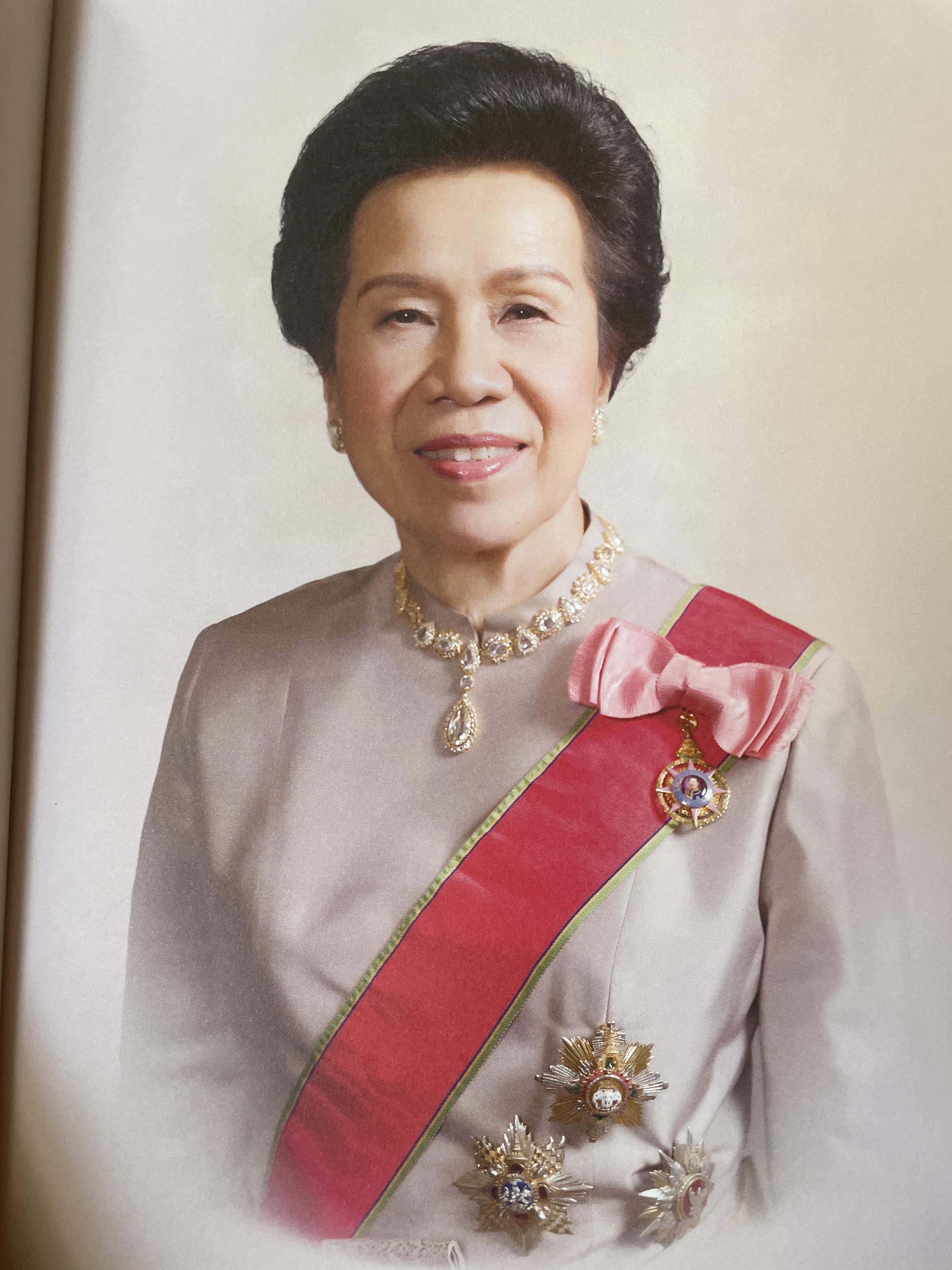 ความทรงจำนิจนิรันทร์ หนังสือที่ระลึกในงานพระราชทานเพลิงศพ คุณหญิงวรรณา สิริวัฒนภ้กดี 5,500 กรัม