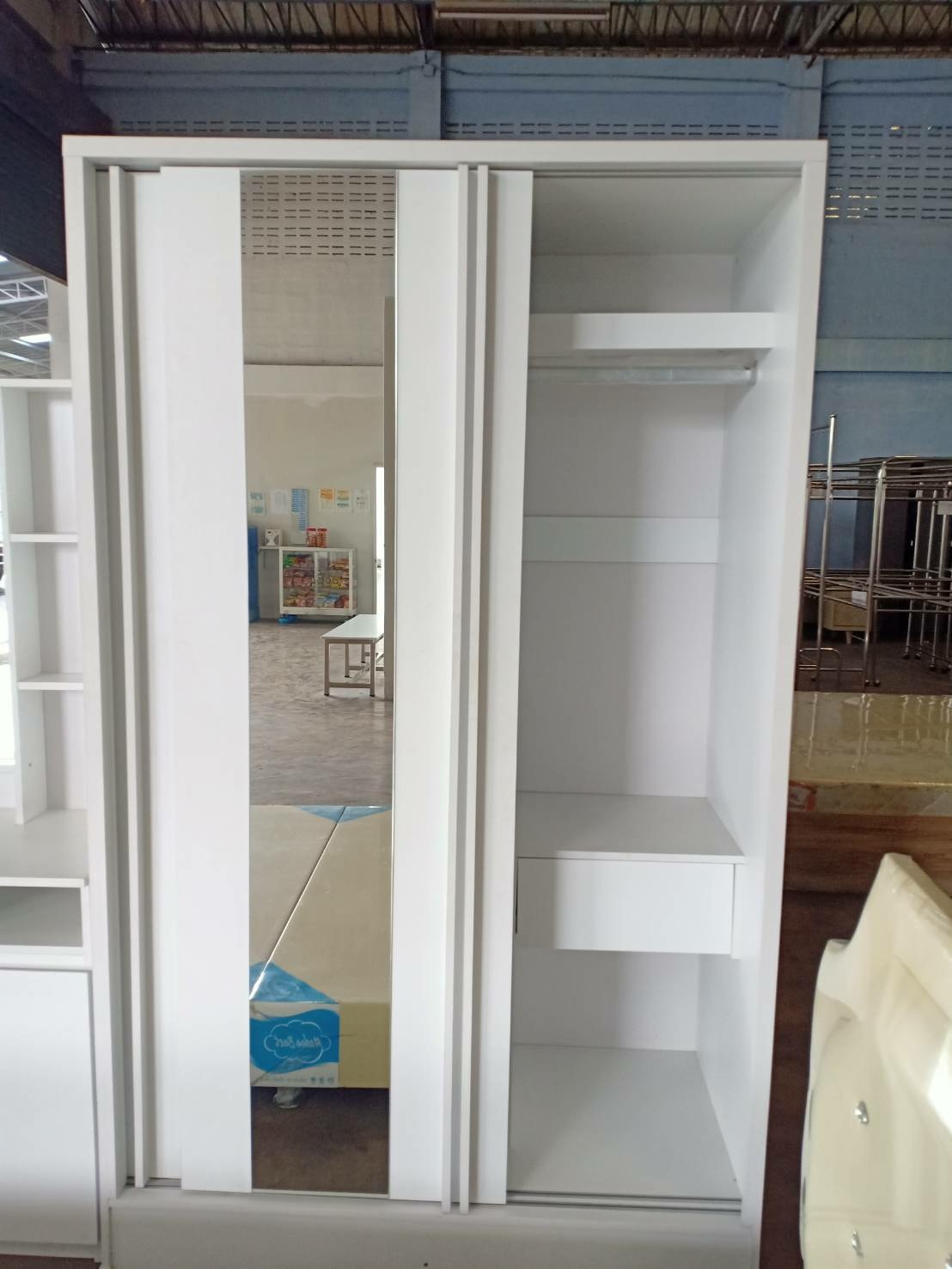 ตู้บานเลื่อนสีขาว รุ่นเคนซี่