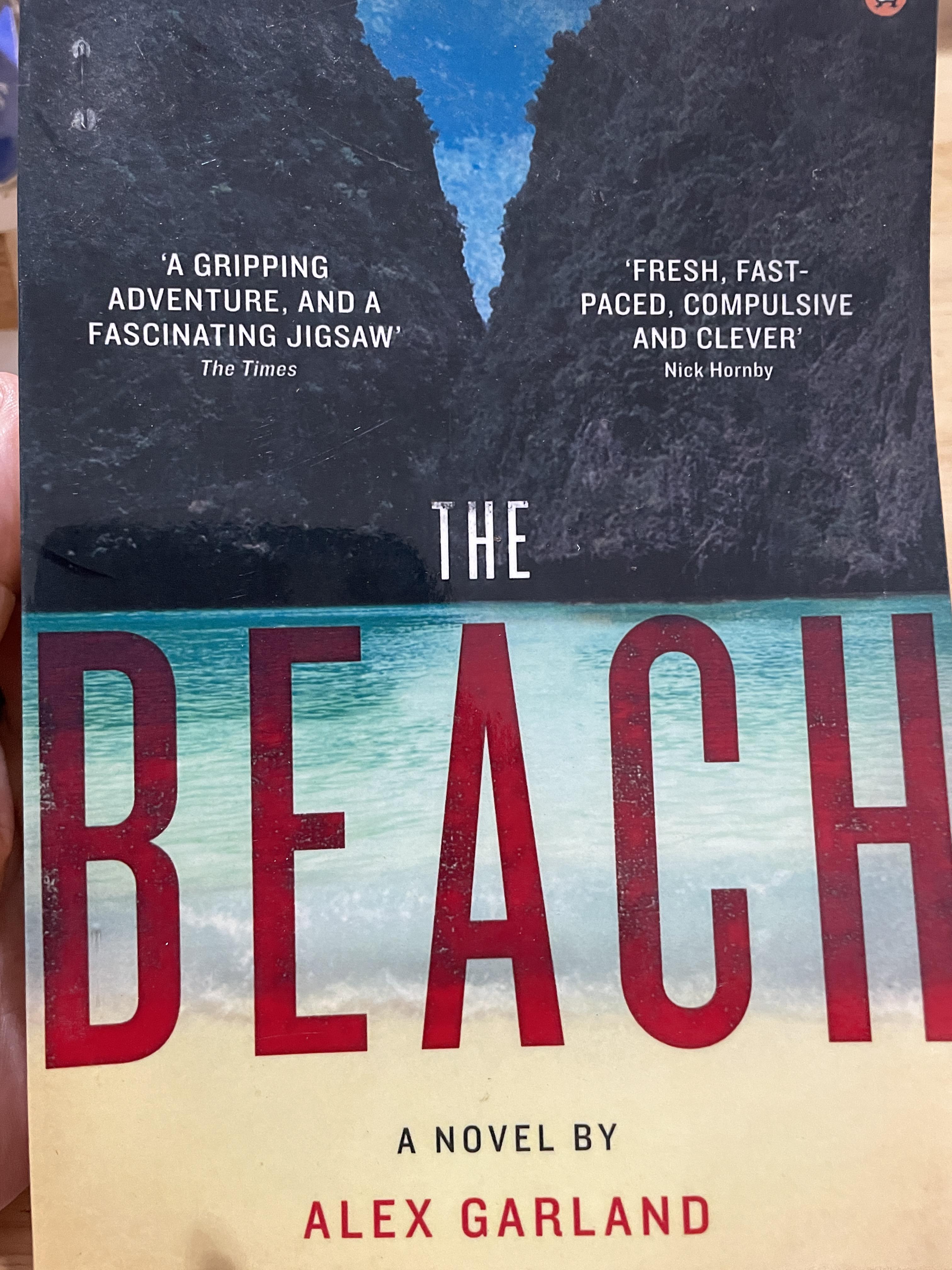 THE. BEACH. A. GRIPPING ADVENTURE AND. A. FASCINATING JIGSAW. FRESH , FAST-PACED. COMPULSIVE. AND CLEVER A NOVEL BY. ALEX GARLAND 0 กก.