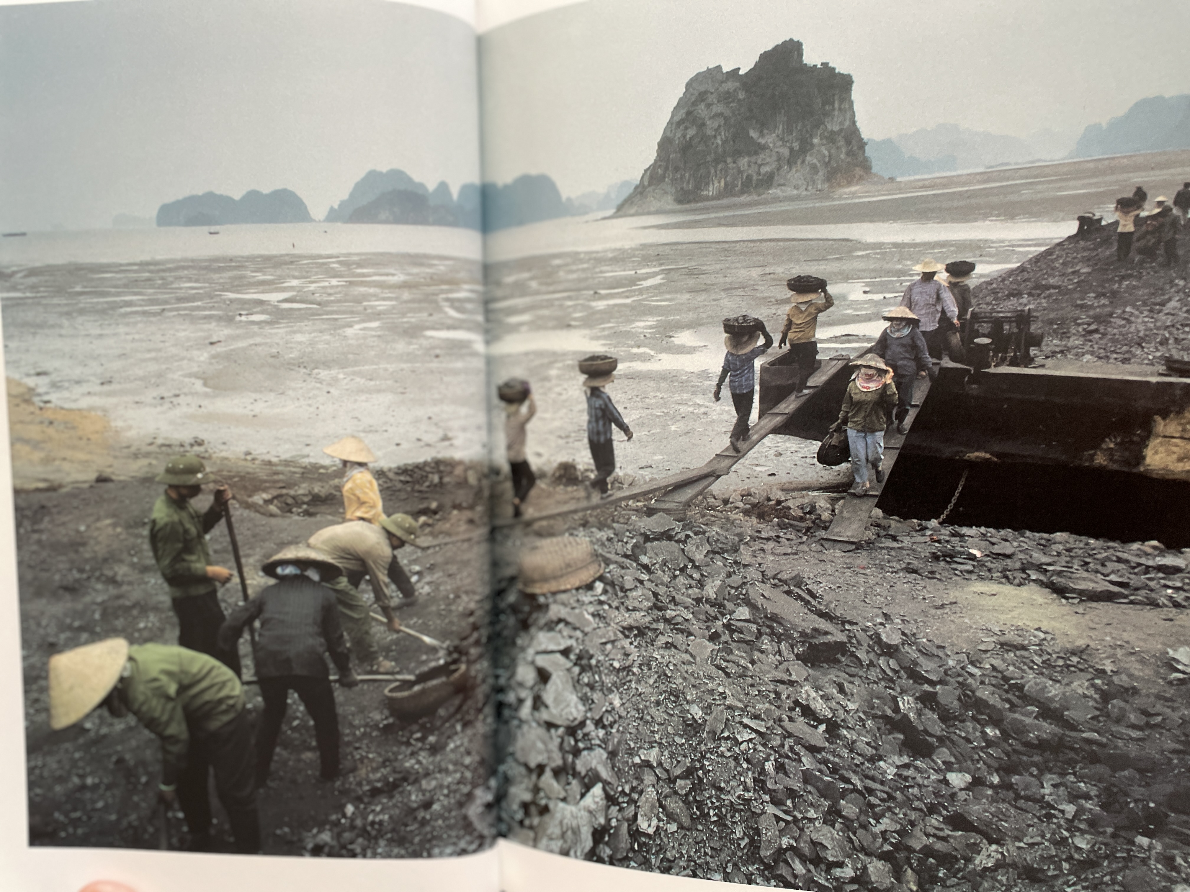 PASSAGE TO. VIETNAM. THROUGH THE. EYES OF SEVENTY PHOTOGRAPHERS. 0 กก.