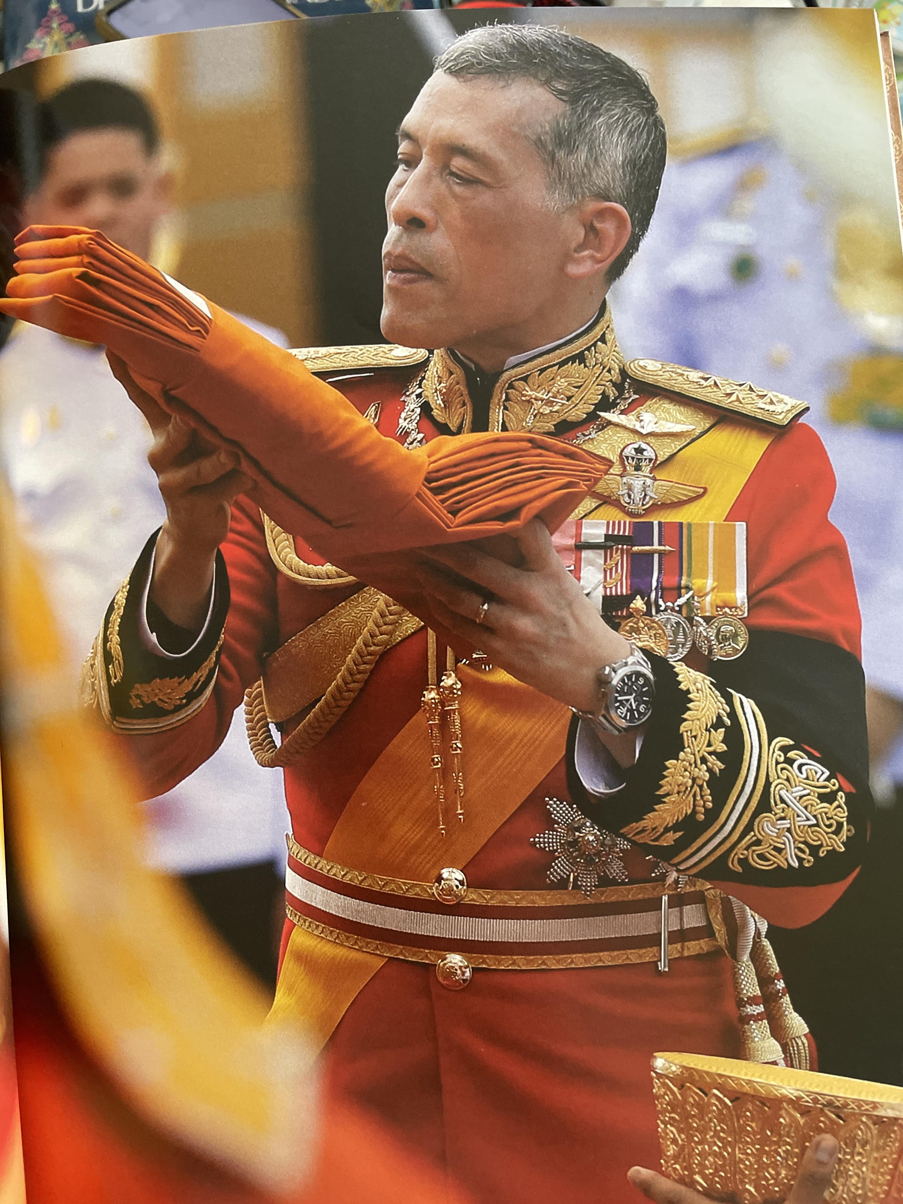 นบพระภูมิบาล สมุดประชุมภาพงานออกพระเมรุมาศ รัชกาลที่ 9 เดือนตุลาคม พุทธศักราช 2560 ศิลปวัฒนธรรม 3,500 กรัม
