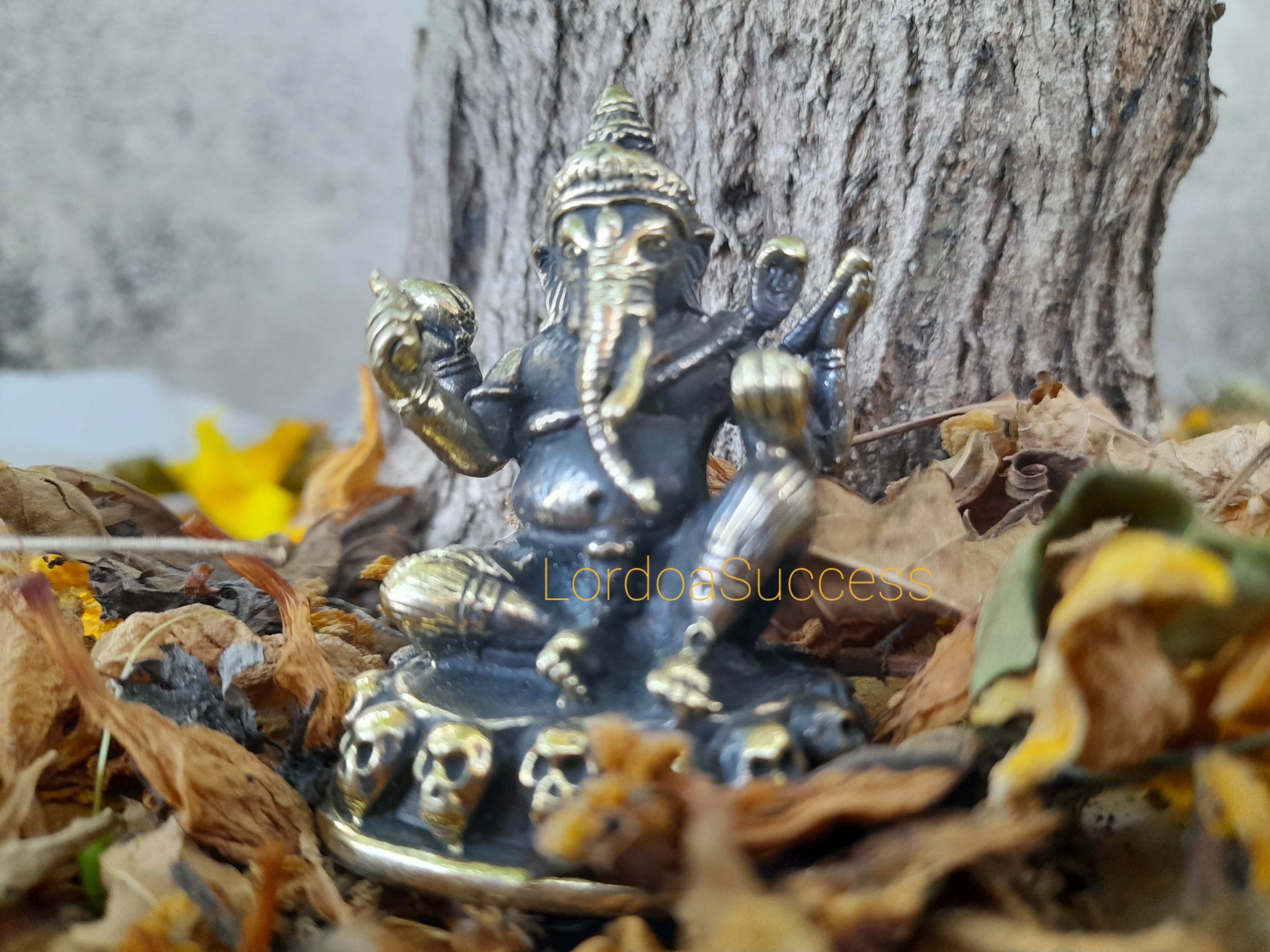 พระพิฆเนศทองเหลือง ประทับบนหัวกระโหลก อำนาจเหนือภูติ ผี ปีศาจ