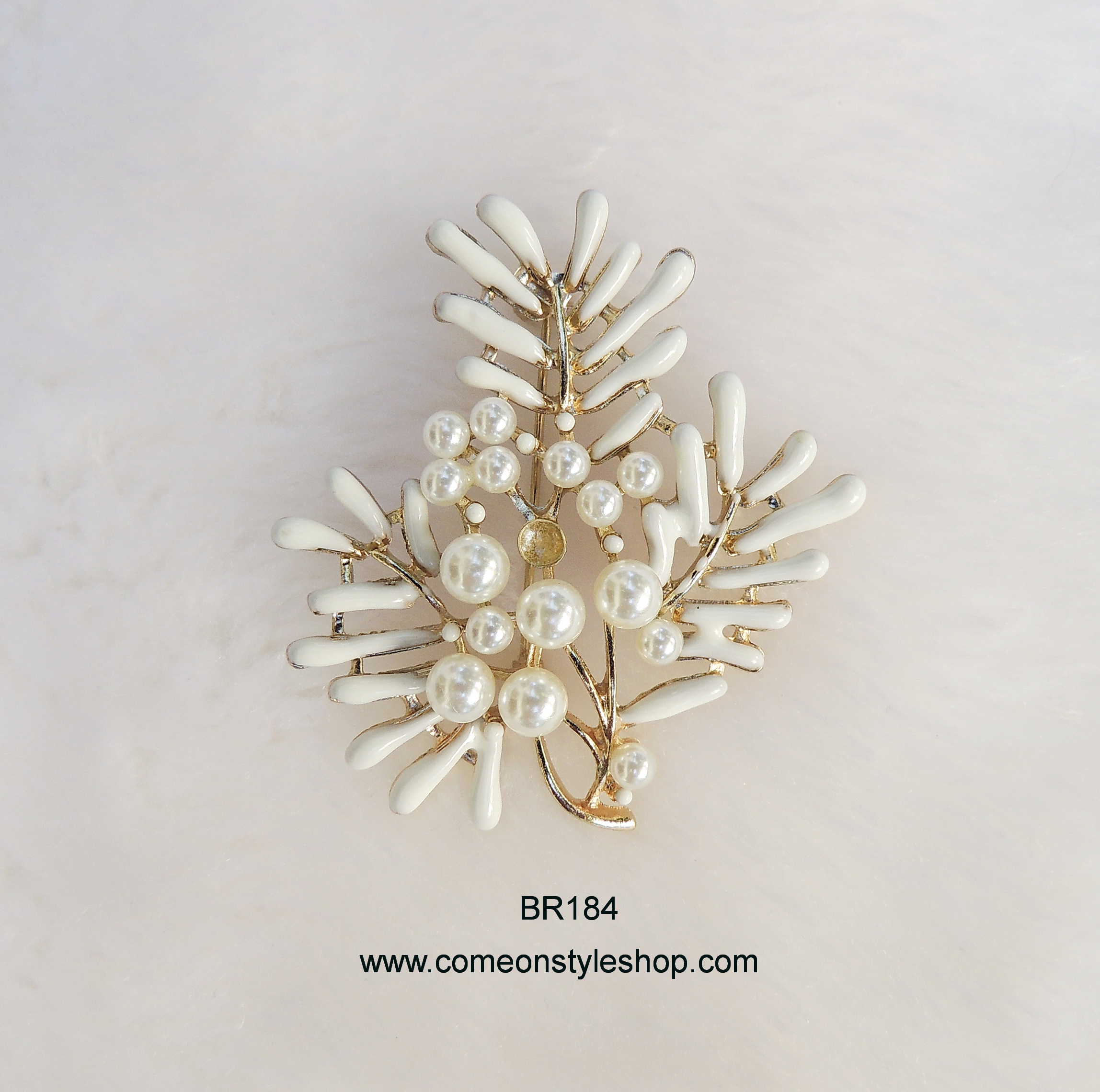 เข็มกลัดแฟชั่นเกาหลี เข็มกลัดทรงใบไม้เคลือบประดับไข่มุก Fashion brooch with pearl BR184