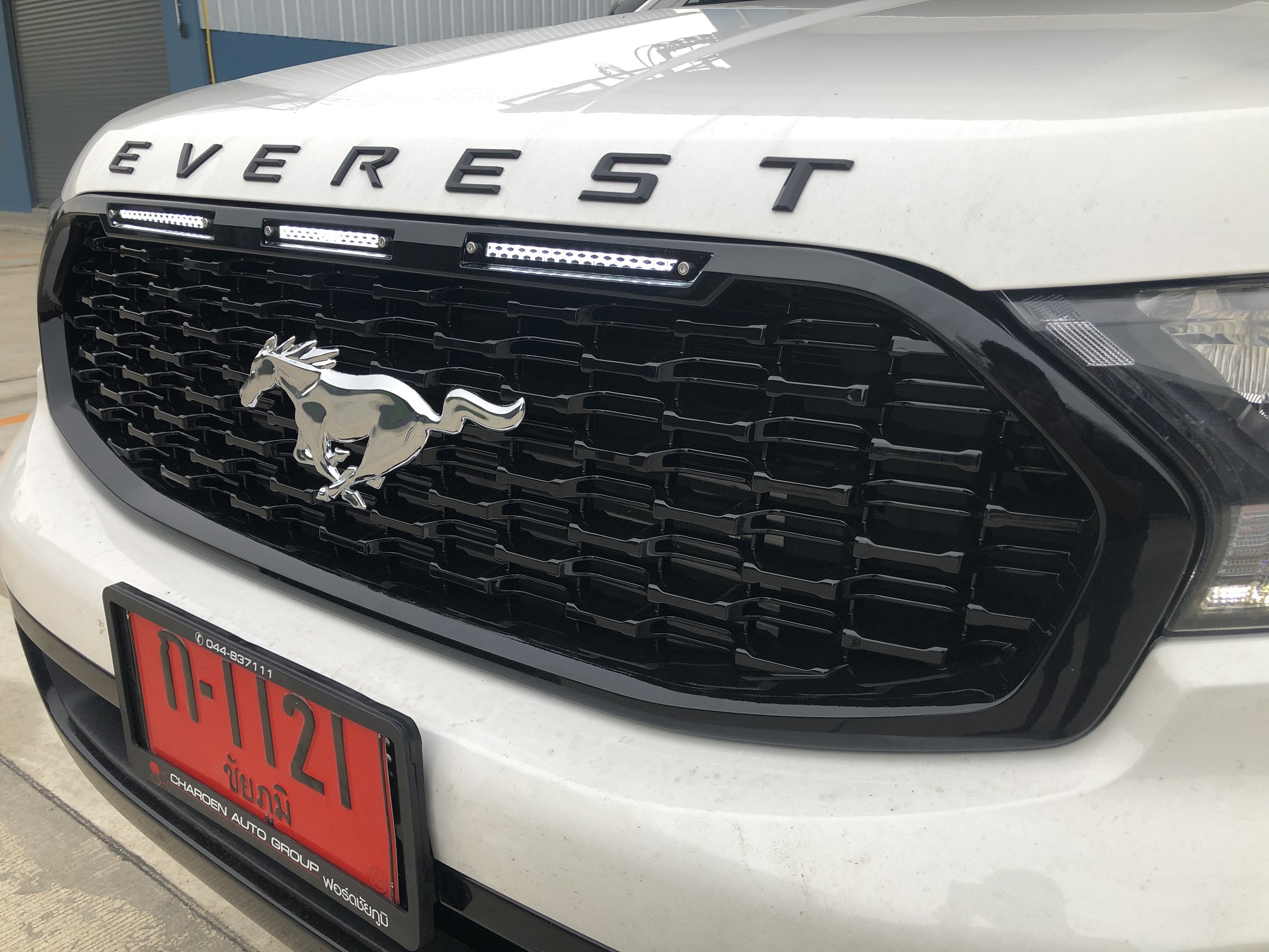 กระจังทรงมัสแตง Foro Everest 2.2/3.2 2015-2018 สีดำเงา