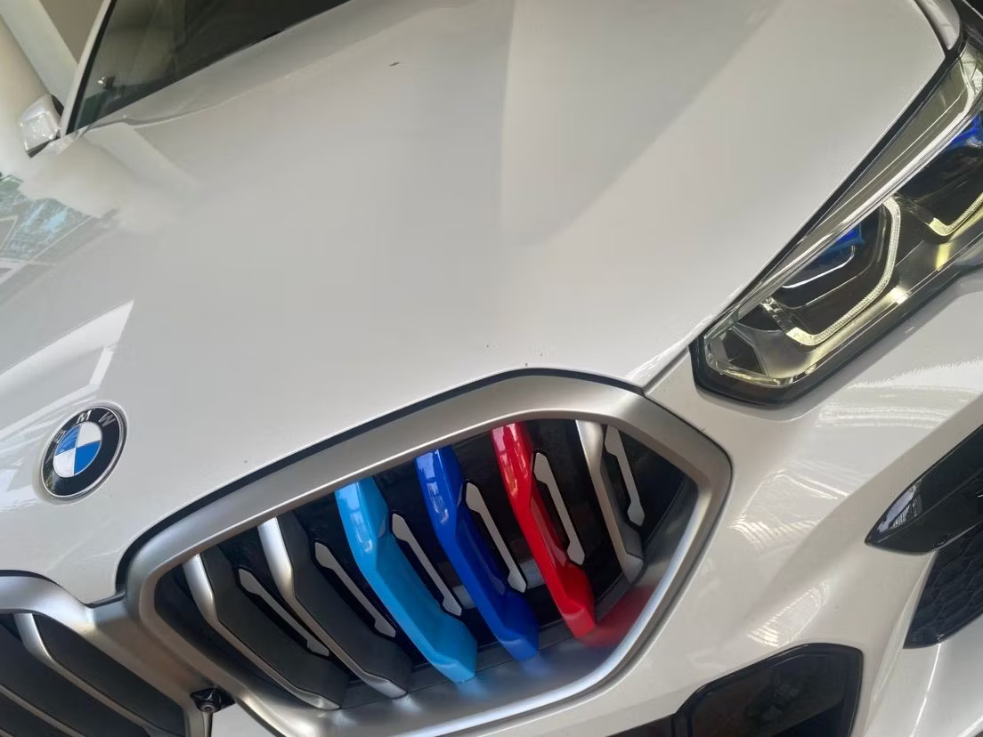 แถบสีพลาสติก M ติดกระจังหน้า BMW X6 2019-2023 ( G06 )