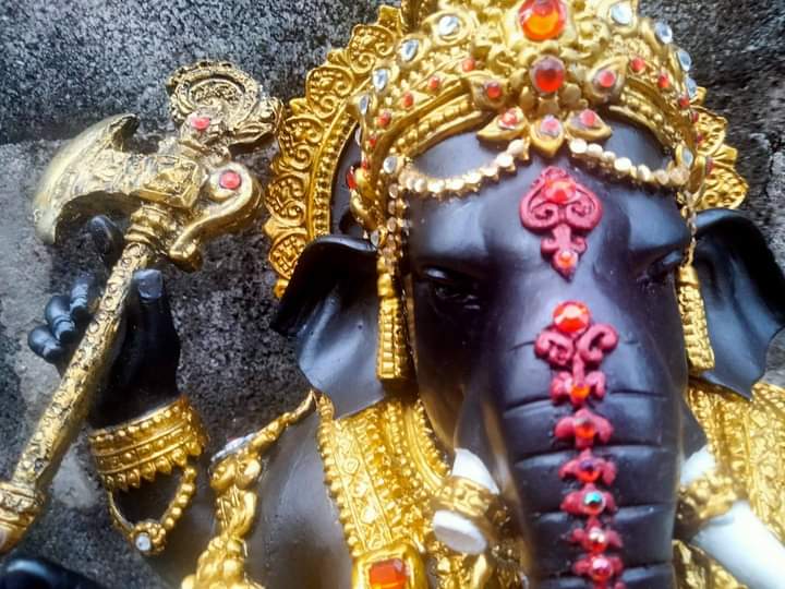 พระพิฆเนศองค์ดำ อภิมหาเศรษฐี ปางราหู ***ลงสีทองเครื่องทรงเต็มองค์ พร้อมประดับเพชรพลอย