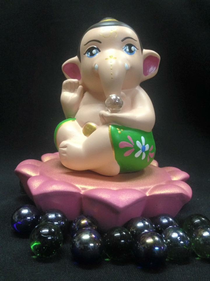 พระพิฆเนศเด็ก ประทานพร นั่งบนใบบัว งานเซรามิก