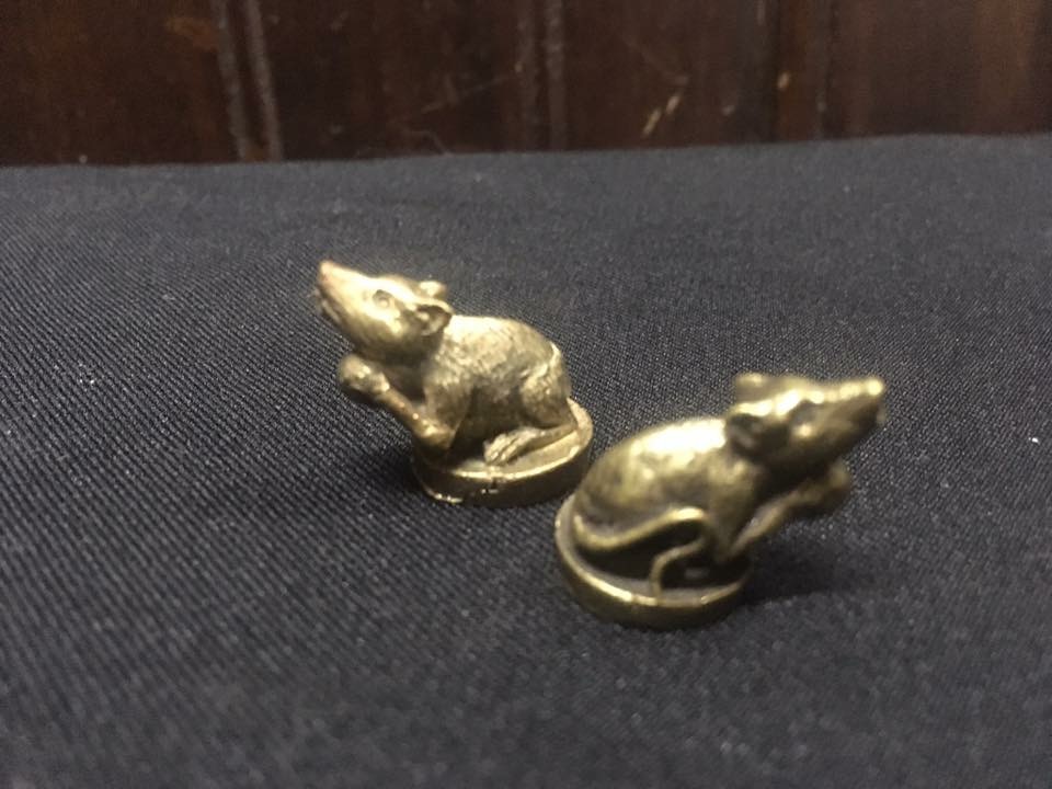 หนู ถือลูกแก้ว ทองเหลือง