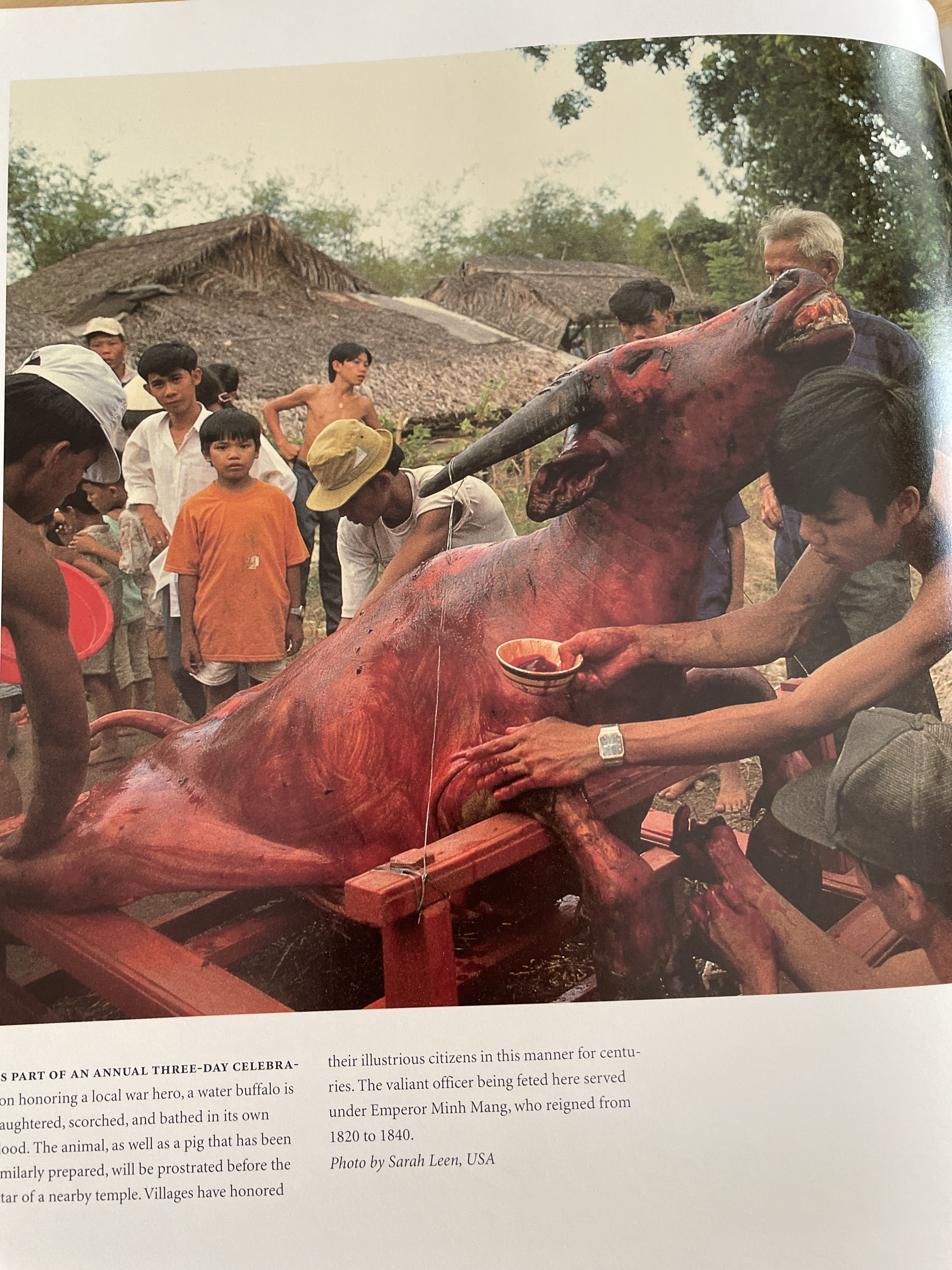 PASSAGE TO. VIETNAM. THROUGH THE. EYES OF SEVENTY PHOTOGRAPHERS. 0 กก.