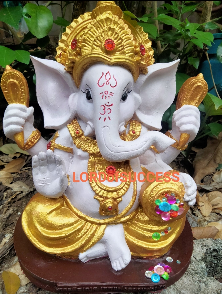 พระพิฆเนศ ปางรีนาโมจัน ปางปลดหนี้สร้างทรัพย์ หูใหญ่งวงใหญ่เรียกทรัพย์มหาศาลองค์สีม่วงอ่อน ทรงเครื่องสีทอง