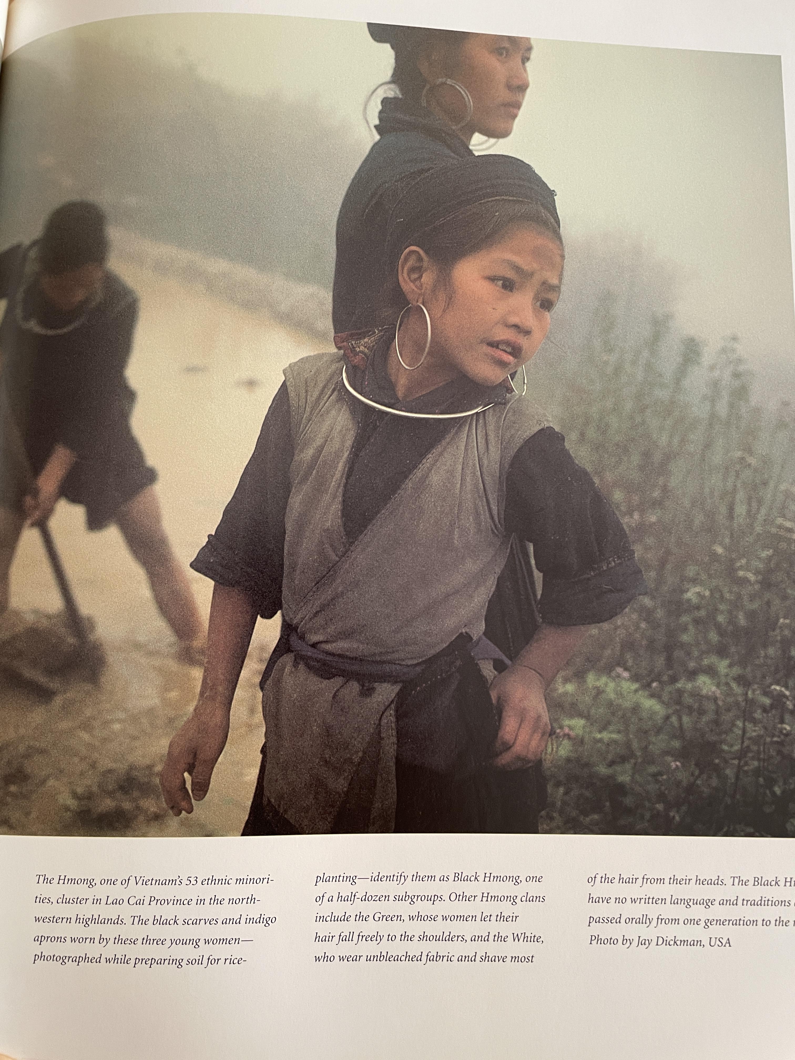 PASSAGE TO. VIETNAM. THROUGH THE. EYES OF SEVENTY PHOTOGRAPHERS. 0 กก.