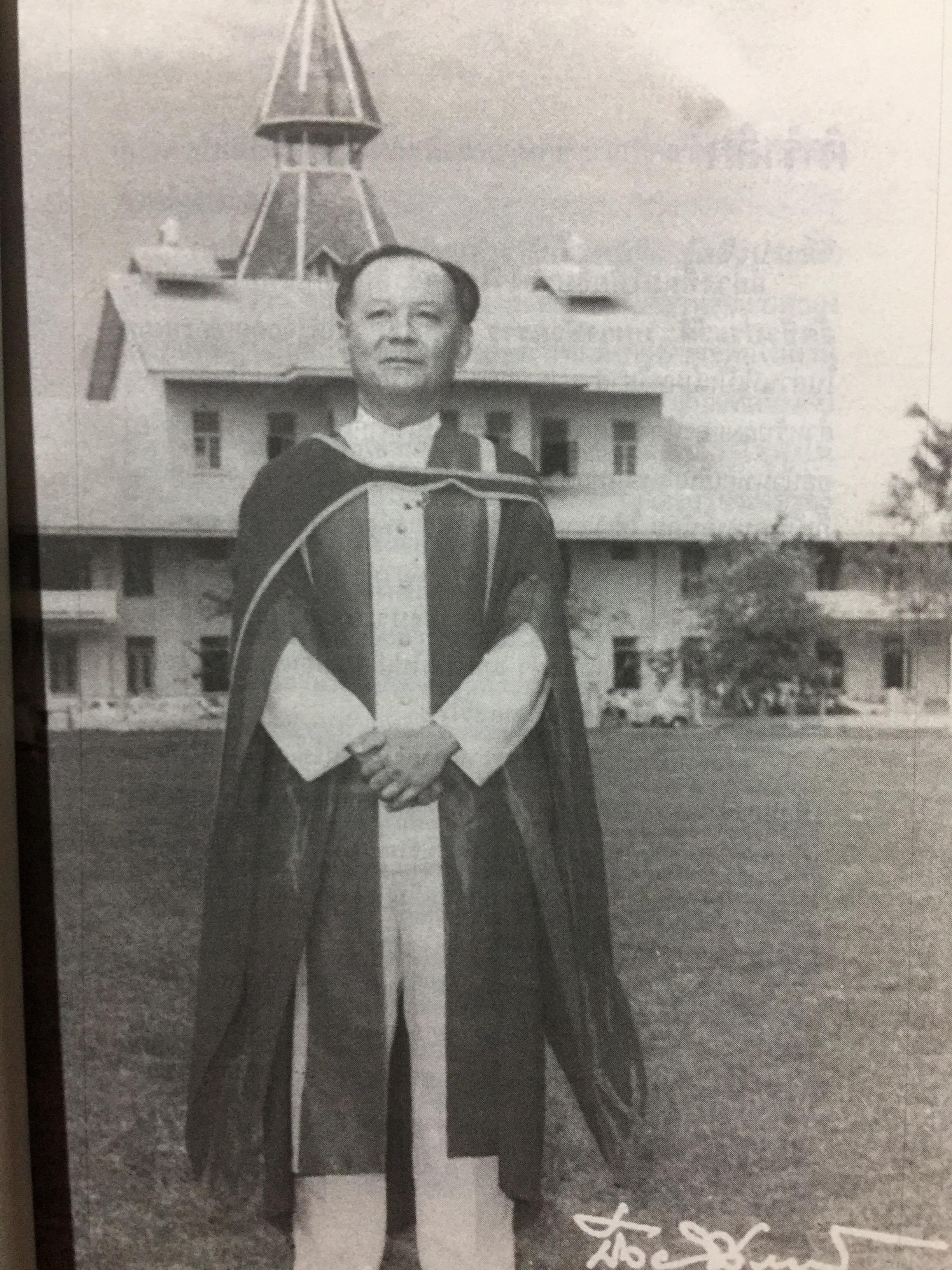 เหลียวหลัง แลหน้า. อัตชีวประวัติ ดร.ป๋วย อึ๊งภากรณ์. มหาวิทยาลัยาธรรมศาสตร์ จัดพิมพ์ในวาระ 100 ปี ชาตกาล ฯ และ 40 ปี เหตุการณ์ 6 ตุลาคม 2519 2,300 กรัม